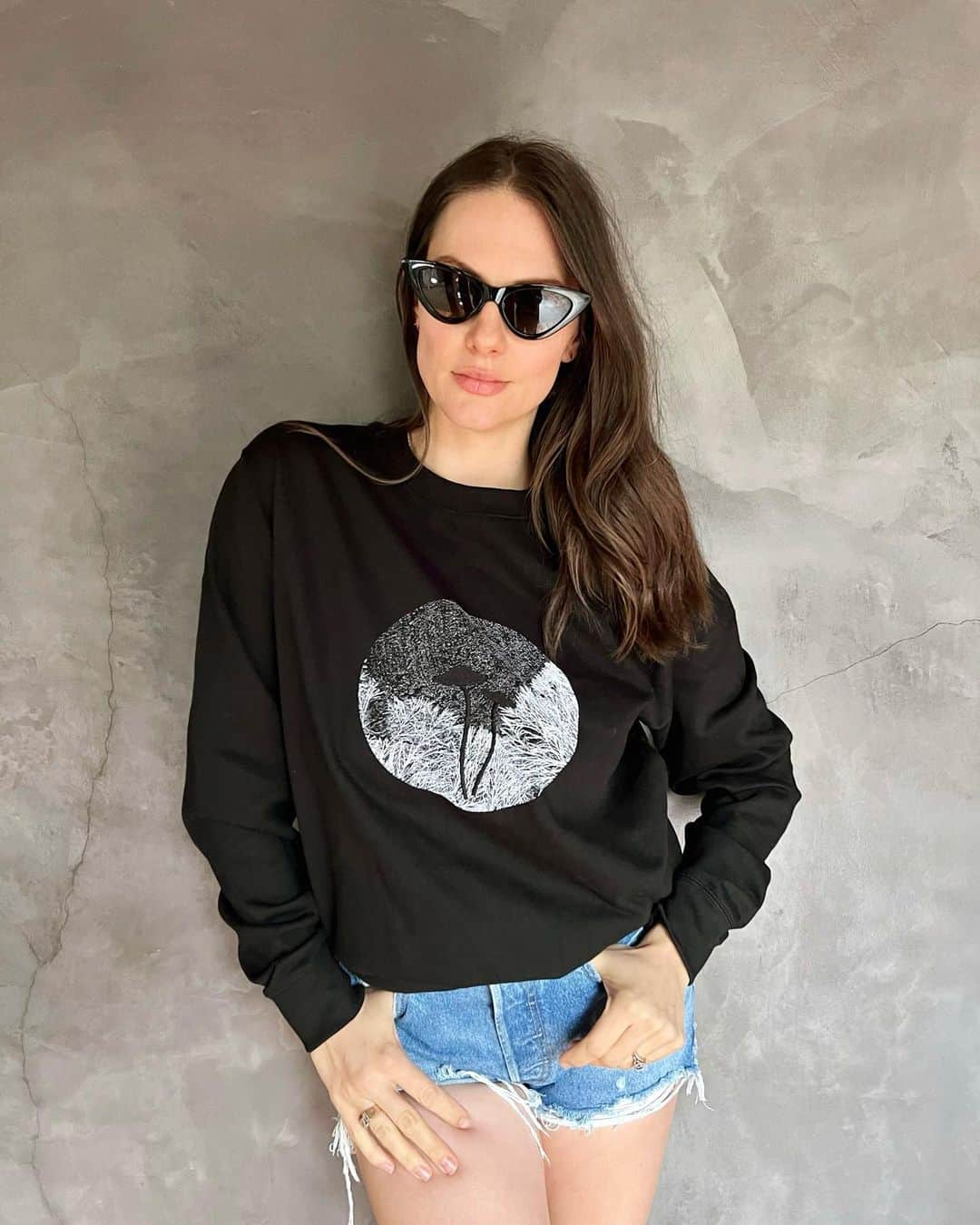 ジュリア・ボスのインスタグラム：「Attn all my mushy space lovers! @vothxlear is having a massive summer sale. This is the Shroom on the Moon sweatshirt and I I pretty much live in this thing, so soft and cozy. Printed with embroidery embellishments. If you’ve been eyeing our stuff nows the time 🍄🌙❤️   #wearwithintention #designedinla #summersale」