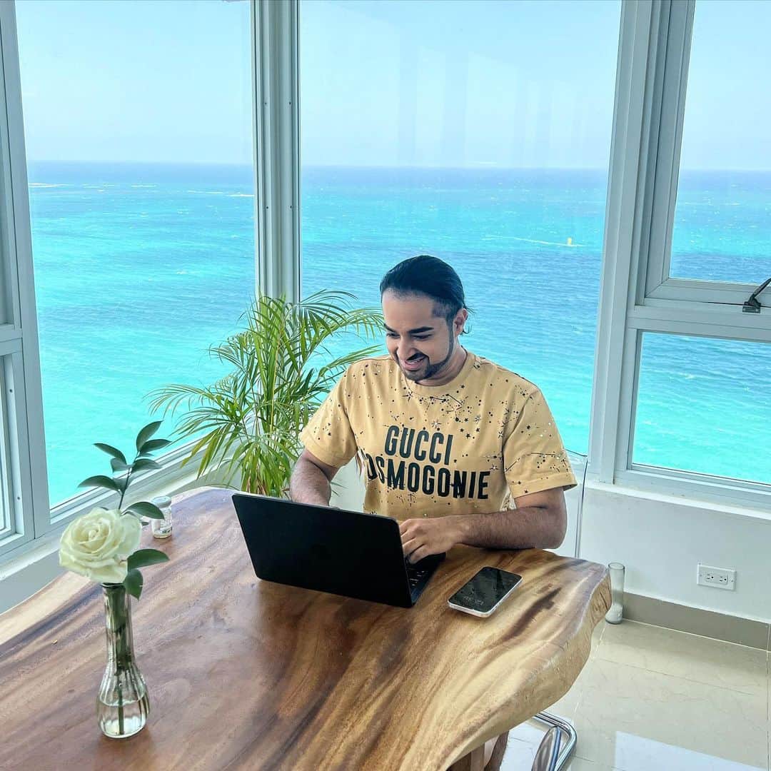 エヴァン・ルースラのインスタグラム：「@CasaNFT.official now live in Puerto Rico with views for days ✨💖🤩」
