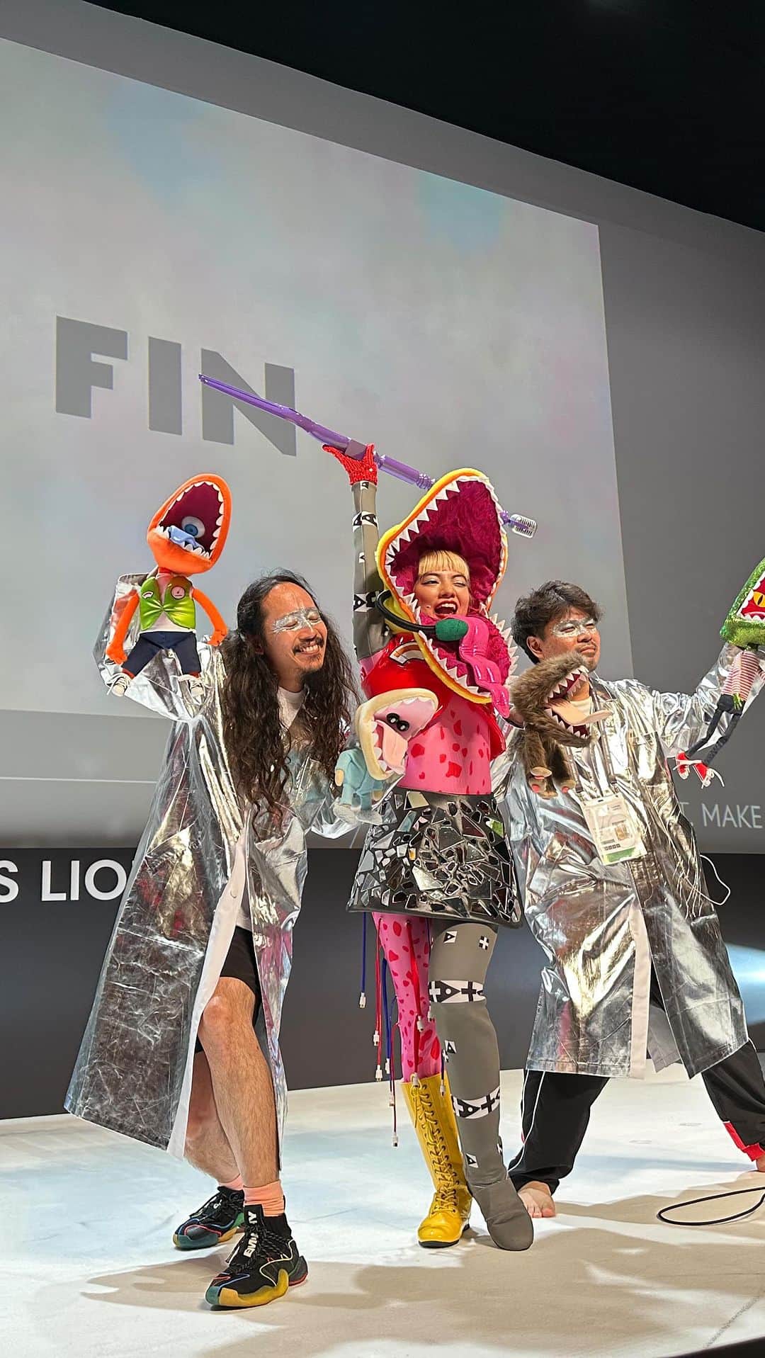 アオイヤマダのインスタグラム：「What is your VOICE. カンヌ広告祭『Cannes Lions2023』 長久允監督のスピーチでVOICEちゃんとして 音楽家の白戸さんと3人でミュージカルをしてきました。 広告　というものは、 制作するにあたり個人的な声は一見必要なさそうなものですが、 長久さんは自分自身の『VOICE』を大切にされています。 自分の声を消すことは、優しさでもあり、妥協でもあり、甘えでもあり、、🥹🥹🥹 このパフォーマンスを支えて下さった皆様、ありがとうございました。 そして会場にお越し頂いた皆様ありがとうございました！ Thank you! Merci!  💡💡💡 @shirato_hideaki  @nagahisa   costume @ken01_miyazawa   #Repost @cannes_lions with @use.repost ・・・ Creativity is joyful. And for Makato Nagahisi and Dentsu, expression of that joy is vibrant, uplifting, colourful and infectious. Joined by Aoi Yamada and Hideaki Shirato, Makato filled the Debussy Theatre with music on Wednesday afternoon. Watch the session through our link in bio. #CannesLions70 | #CannesLions2023」