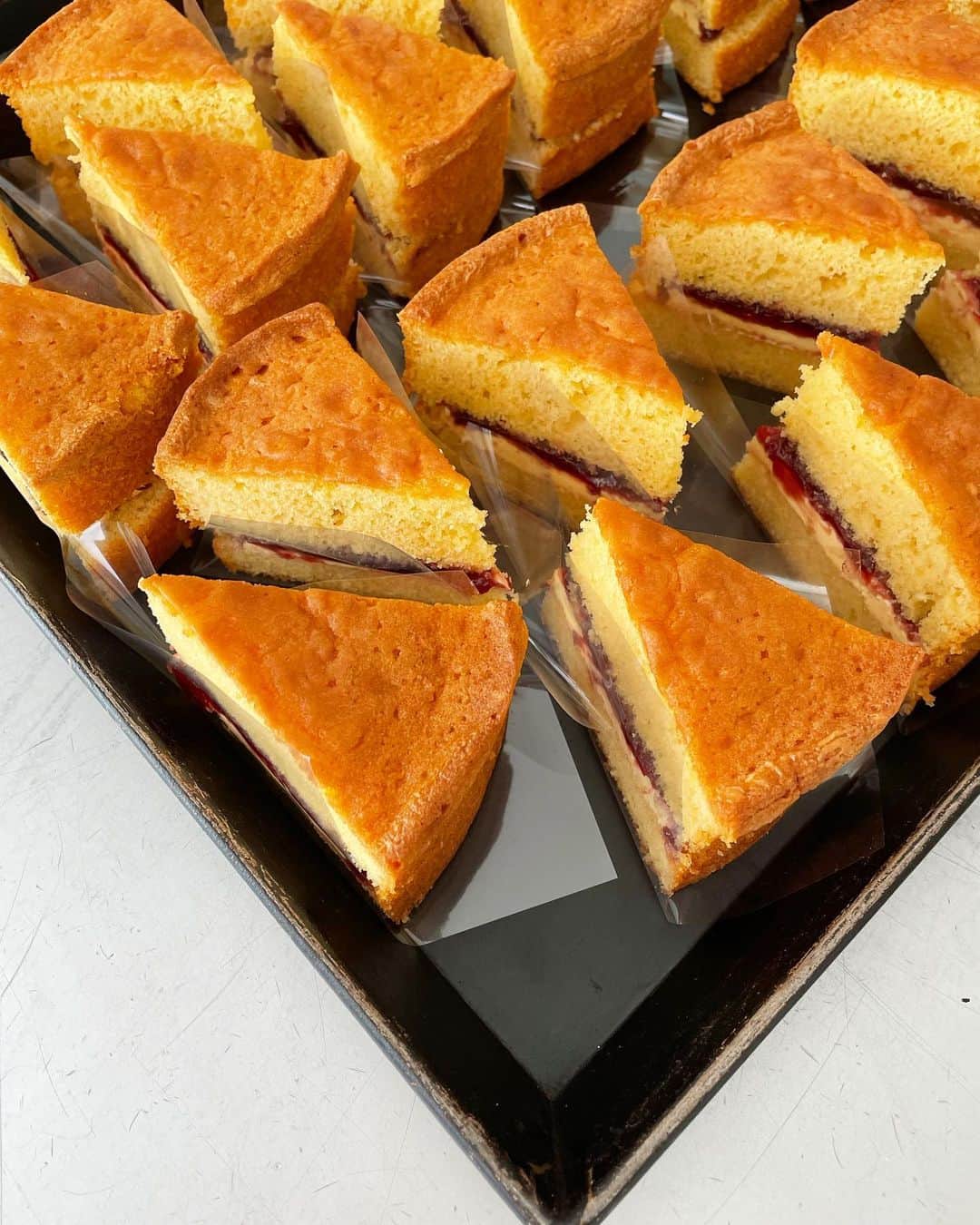 のインスタグラム：「⁡ ⁡ おはようございます。 只今onlineshopにて25日（日）まで発送のパンset、焼き菓子setを販売しています。 ⁡ 23日（金）発送の焼き菓子setは、ヴィクトリアケーキ、レモンケーキ、レモンとアールグレイのマフィンなど入っています。 タイミングよろしければ、ぜひ、ご利用ください。 ⁡ ⁡ ⁡ uneclefの焼き菓子set 【menu】 ・ヴィクトリアケーキ〜ブルーベリーとクランベリーのジャム〜 ×１ ・レモンとアールグレイのマフィン ×１ ・レモンケーキ ×２ ・塩とチョコのスコーン ×１ ・チョコチップのクッキー ×１ ・アールグレイのクッキー ×１ ・メープルのクッキー ×１ ⁡ ⁡ ⁡ 〜只今販売中です〜 ⁡ 【 23日（金）発送 】 ◇ uneclefの焼き菓子set ⁡ 【 24日（土）〜25日（日）発送 】 ◇キャロットケーキset ⁡ 【 25日（日）発送 】 ◇ uneclefのパンset B ⁡ ⁡ ⁡ onlineshopは、instagram TOPのリンクから お越しいただけます。 どうぞ、よろしくお願い致します。  @uneclef」