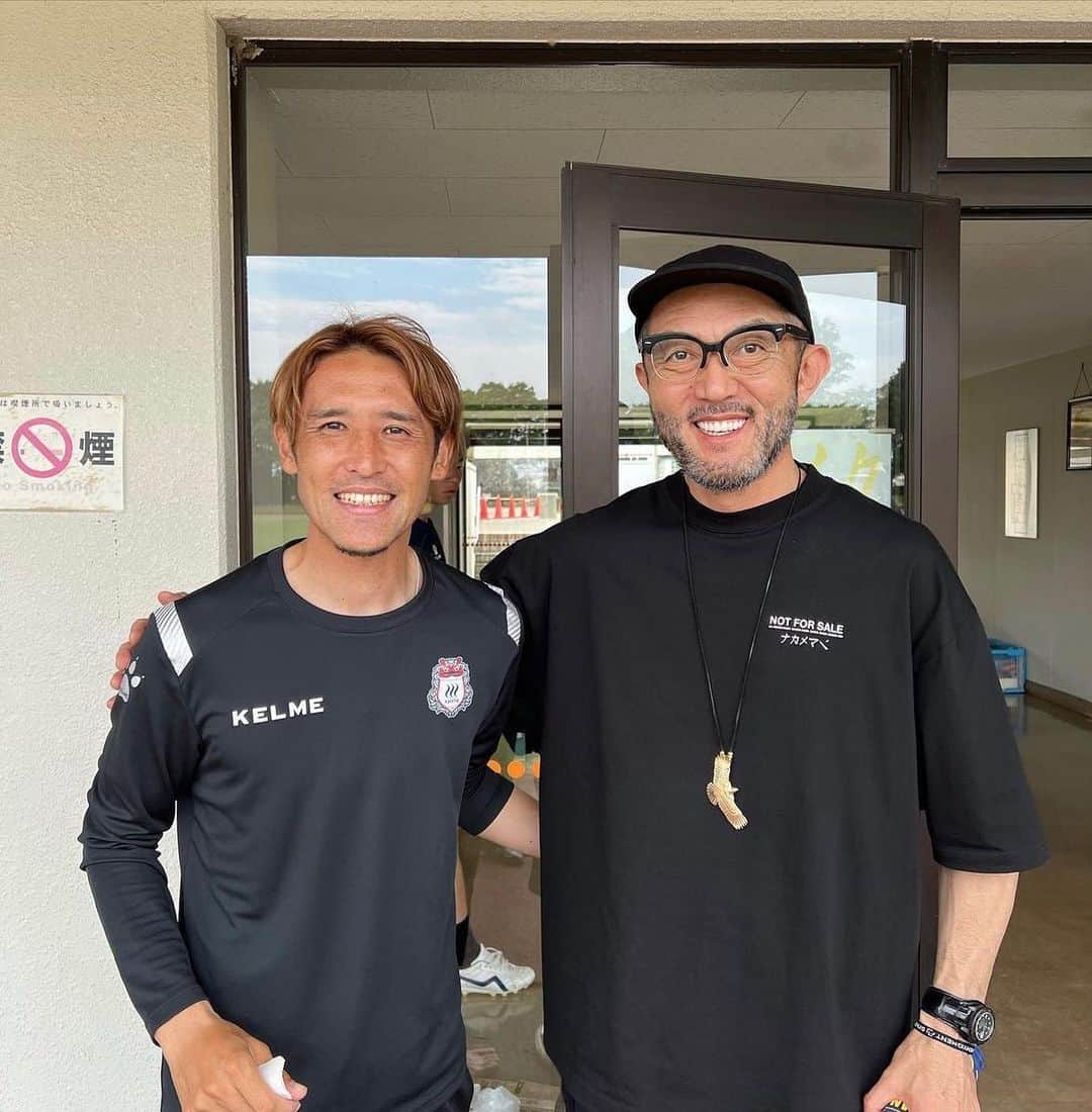 細貝萌のインスタグラム：「昨日のトレーニング後には根岸洋明さんと👖✂️ありがとうございました😊今後ともどうぞ宜しくお願い致します🙇🏻‍♂️ @denhamjapan @denham  #デンハムジャパン 社長 #根岸洋明 さん #前橋育英高校」