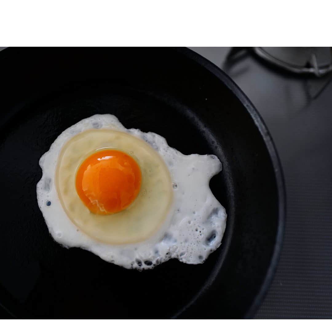 JUNNAのインスタグラム：「🍳おはようございます  なかなか喘息が治らず...  本日の新作発売日、自身でご紹介したいものが色々あったのですが、18時からのインスタライブは @etretokyo チームのみんなに委ねます🙏  ごめんなさい  今週の私の"特に"オススメは #ETREタイプライターボリュームブラウス #ETREフロントファスナーボックスオールインワン  昨夜のライブで @etretokyo_nami がホワイトを2枚買いと言っていたTシャツもオススメ！ #ETREバックドレープスラブカットトップス  #only」