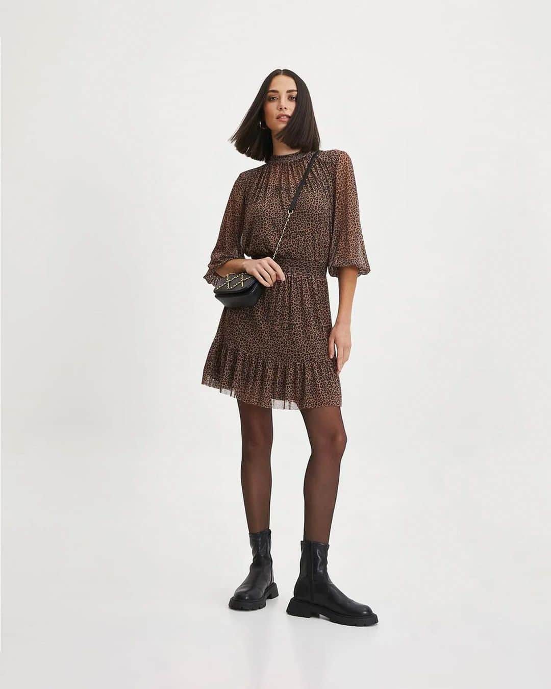 のインスタグラム：「Preparados para o inverno? 🥶 A estação mais fria está chegando, mas você não precisa deixar de usar suas combinações favoritas com vestido. Arraste para o lado e se inspire nos looks para arrasar na temporada. Clique na imagem e garanta já seus favoritos. #modafeminina #vestidos  Vestido curto em tule com estampa animal print 818450067 | vestido midi em orly com amarração 750646214 | vestido midi em trico 670256937 | cachecol mesclado 552605518 | bota cano médio com sola 787256421 | bota cano médio knit 804064392」
