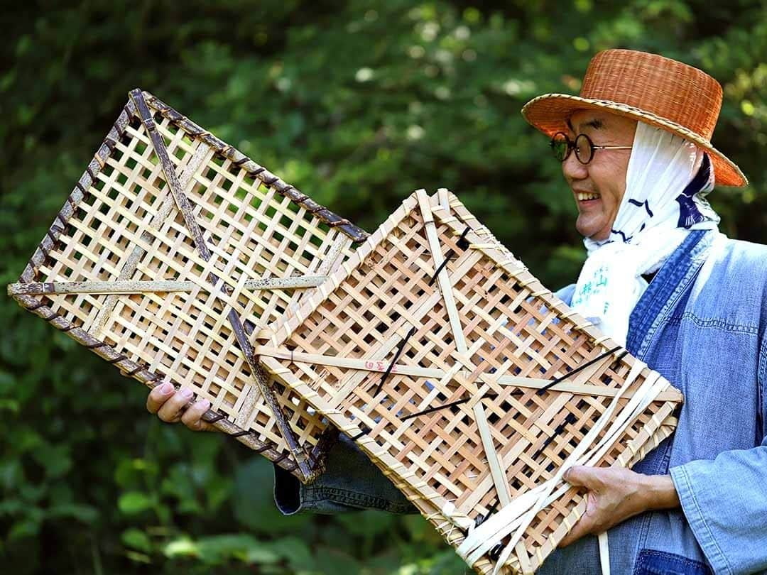 竹虎さんのインスタグラム写真 - (竹虎Instagram)「野冊（やさつ）は、野山に植物採集に出かけた際に、草花を持ち帰るために使う道具です。はじめて復刻したのは2007年の事なので、もう随分と前になります。 . 今回改めてNHK朝ドラ「らんまん」で全国的に注目される牧野植物園さんで展示するために野冊の製作をさせていただきました。自分達が作るなら牧野富太郎博士に命名いただき、昨年末には二回目の移植をさせてもらった土佐虎斑竹を使うしかありません。 . 牧野博士の時代には虎竹野冊などなかったですが、故郷にしか育たない竹の野冊、使って欲しかったなあ。 . #竹虎 #虎斑竹専門店竹虎 #山岸竹材店 #竹虎四代目 #TAKETORA #牧野富太郎 #竹製品 #竹細工 #竹工芸 #竹 #植物採集 #淡竹 #土佐虎斑竹 #bamboo #bamboocraft #虎竹 #牧野植物園 #野冊」6月22日 6時57分 - taketora1894