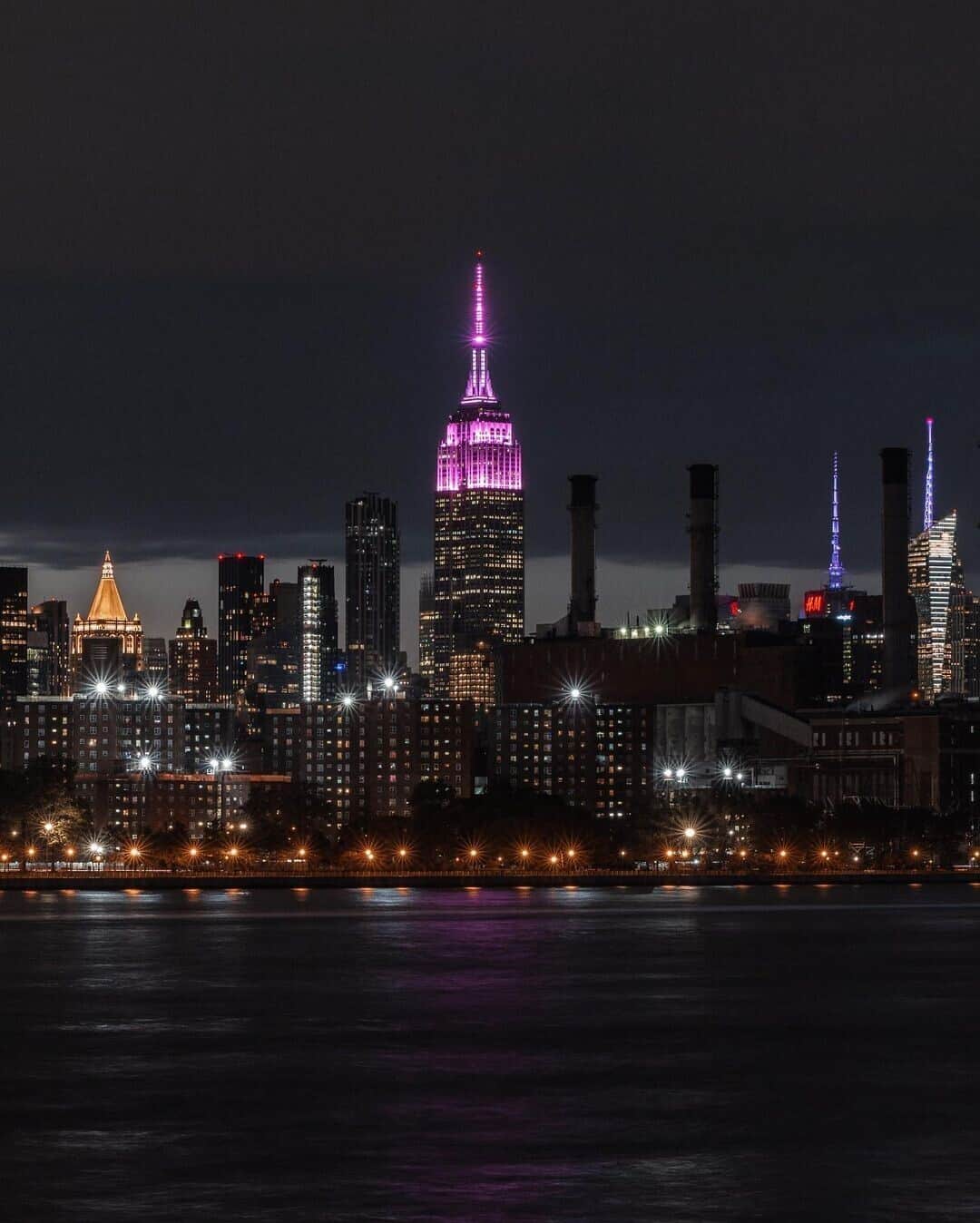 Empire State Buildingさんのインスタグラム写真 - (Empire State BuildingInstagram)「Pink tonight in celebration of Sex and the City's 25th Anniversary and the premiere of 'And Just Like That' Season 2   📷: @creativekid90」6月22日 7時01分 - empirestatebldg