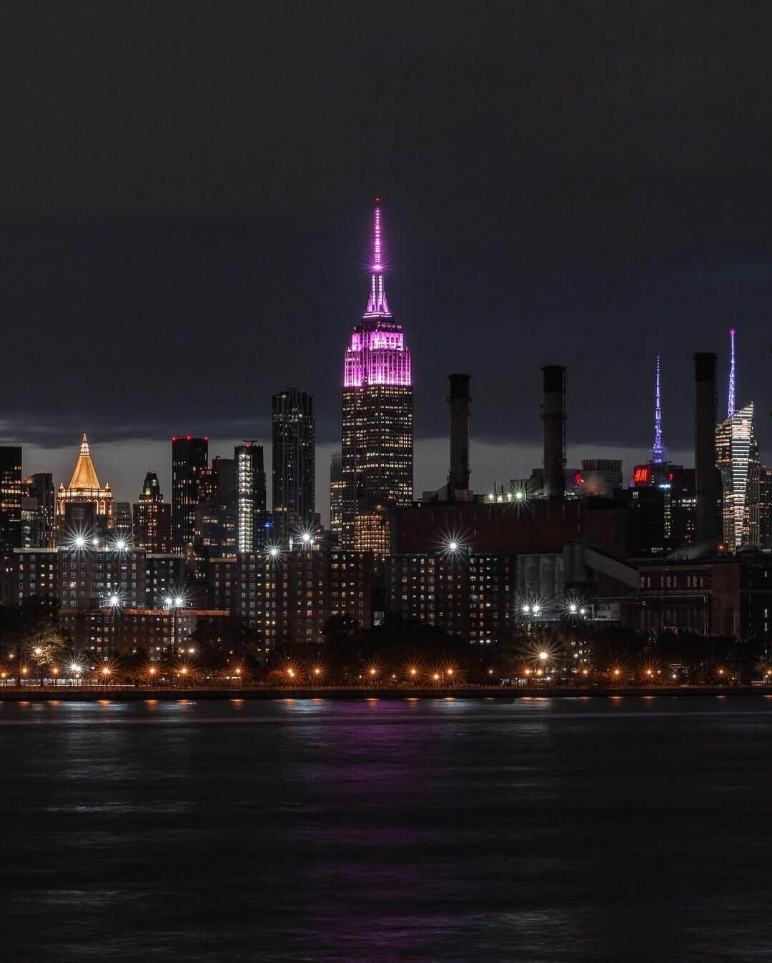 Empire State Buildingのインスタグラム：「Pink tonight in celebration of Sex and the City's 25th Anniversary and the premiere of 'And Just Like That' Season 2   📷: @creativekid90」