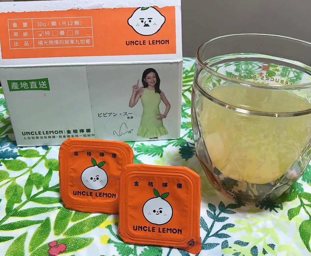 葵さんのインスタグラム写真 - (葵Instagram)「朝からすっきり爽やか♡ この夏にぜひおすすめ！！ こちらは台湾でしか飲めない、昔ながらの飲み物「金柑檸檬」のカプセル果汁です。 レモンとキンカンの二種類の果物を絞った天然果汁に、少量の特製砂糖を加えたため、甘酸っぱくて飲みやすいです！  使い方は、グラスにカプセル1個を入れて、200～300mlの水で割ります。 私は炭酸水でわって飲むのがおいしくて好きです♡  台湾ブランド「UNCLE LEMON」は楽天市場で「レモン果汁ストレート100％、蜂蜜レモン、きんかんレモン」の三種類の果汁カプセル商品を販売していますのでぜひごらんください🎶  PR @giftoftw_rakuten #レモン果汁 #レモンドリンク #金柑レモン  #金柑ヨーグルト #きんかん #愛玉子 #unclelemon  #giftoftaiwan」6月22日 7時22分 - dolphin_coconut