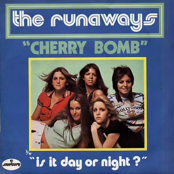 中村松江さんのインスタグラム写真 - (中村松江Instagram)「今日の一曲はThe Runawaysで『Cherry Bomb』です✨ アルバム「The Runaways」に収録。 1976年にリリースされたザ・ランナウェイズのファーストアルバムからの、あまりにも有名な名曲です✨ 当時は本国アメリカよりも日本で人気が高かったようですが、この曲は評価がどんどん上がり、今では色んな映画やドラマで使用されるような有名曲で、マーベルの「ガーディアンズ・オブ・ギャラクシー」でも効果的に使われています👍 私が小学生の時に来日してテレビに出まくってたのを憶えてます😄 (№1385) #歌舞伎　 #中村松江 #therunaways #cherrybomb」6月22日 7時17分 - matsue_nakamuraofficial