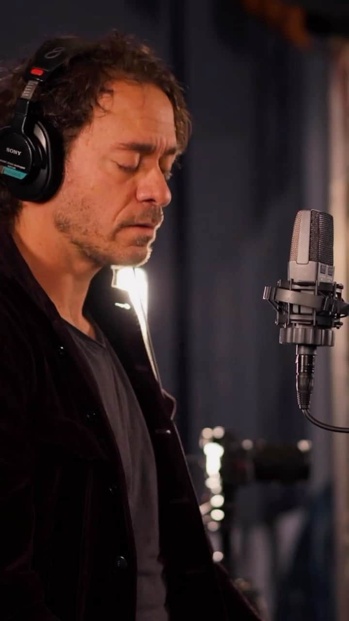 エイモス・リーのインスタグラム：「“Madison” with string quartet is out now. Watch the full video on YouTube.」