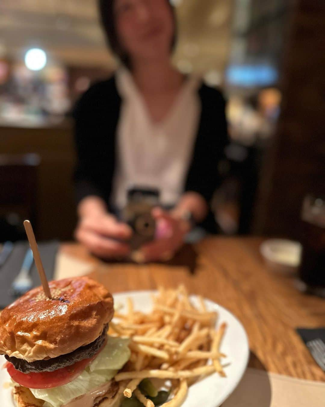 大友愛さんのインスタグラム写真 - (大友愛Instagram)「えりか率高めな最近✨✨ うれぴ👯‍♀️ #buddy @erika_araki_official   いつも忙しく飛び回り 子育ても一生懸命な絵里香🥰  真っ直ぐなのは 出会った頃から変わらないね👯‍♀️💕❤️‍🩹 ブルマの話は 秘密にしておく🤫www  ①ピントをバーガーに持ってかれた絵里香🤣 ②顔の隠し方が独特な絵里香📱 ③カメラ📷のカバーが割れてて結果芸術的な写真に👍✨ ④ガラスカバーを外すのに必死なところ撮られてた姉貴🫢カバーでよかったとか言ってるけどまあまあお値段するけんショックだったょ🥴  #荒木絵里香 #大友愛  #過去pic」6月22日 7時32分 - ai_dayooon