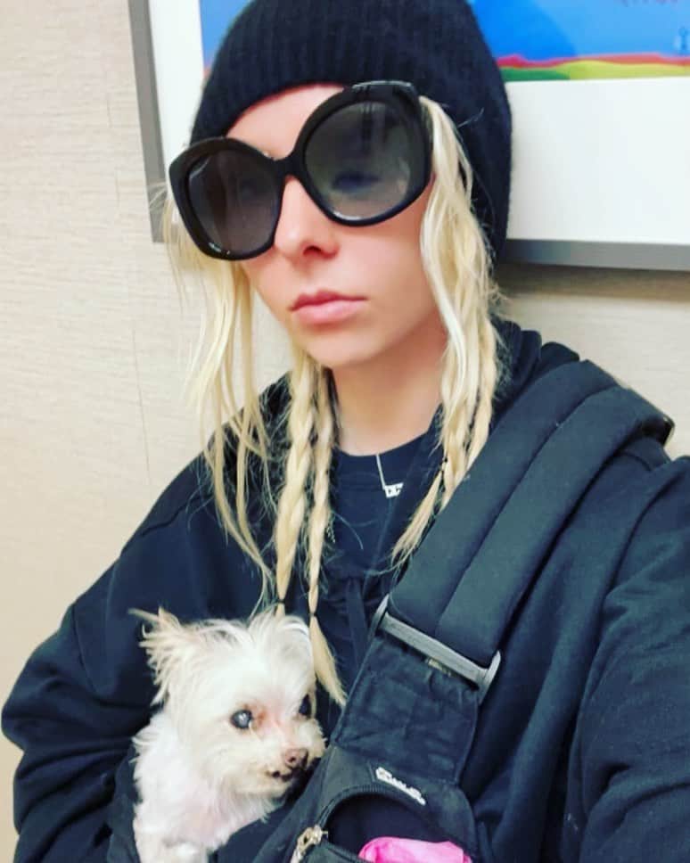 テイラー・モンセンのインスタグラム：「Who’s more annoyed to be at the vet?」