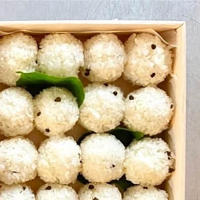 山本千織のインスタグラム：「【大切で大変なお知らせ・関係各位】  長年お弁当に使っていました京都の実山椒のストックがいよいよ無くなり、生産制限のため昨日6/21時点でご予約が完了している案件以外のお弁当に使うことができなくなりました。 いろいろ探してきましたが、物価の高騰もあり、据え置きしているお弁当の価格でお渡しする間は 実山椒と活たこ抜きのふんわり藻塩で味つけたご飯でお渡しさせていただきます。  もしやはり実山椒とたこの入ったものをご希望の方はその旨お話しください。 （メールでオプションについてお知らせしております）  よろしくお願いいたします🟢」