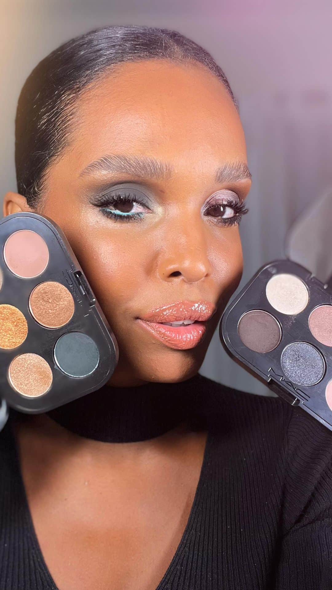 M·A·C Cosmetics BRのインスタグラム：「Vamos de olhos marcantes com as novas Paletas de Sombras #MACConnectInColour. A Artista Nacional Katia Araújo @katiaraujomakeup compartilha dicas de truques de maquiagem com você nessa Live.  #maccolourexcess #macconnectincolour #macsquirt #maccosmetics #maccosmeticsbrasil」