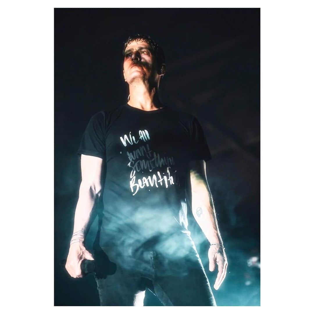 ランドール・スラヴィンのインスタグラム：「Rob Thomas rocking’ his WE ALLWANT SOMETHING BEAUTIFUL tee shirt during last nights @matchboxtwenty  show in St. Louis Very few of these left! Photo by @hurleyhurley」
