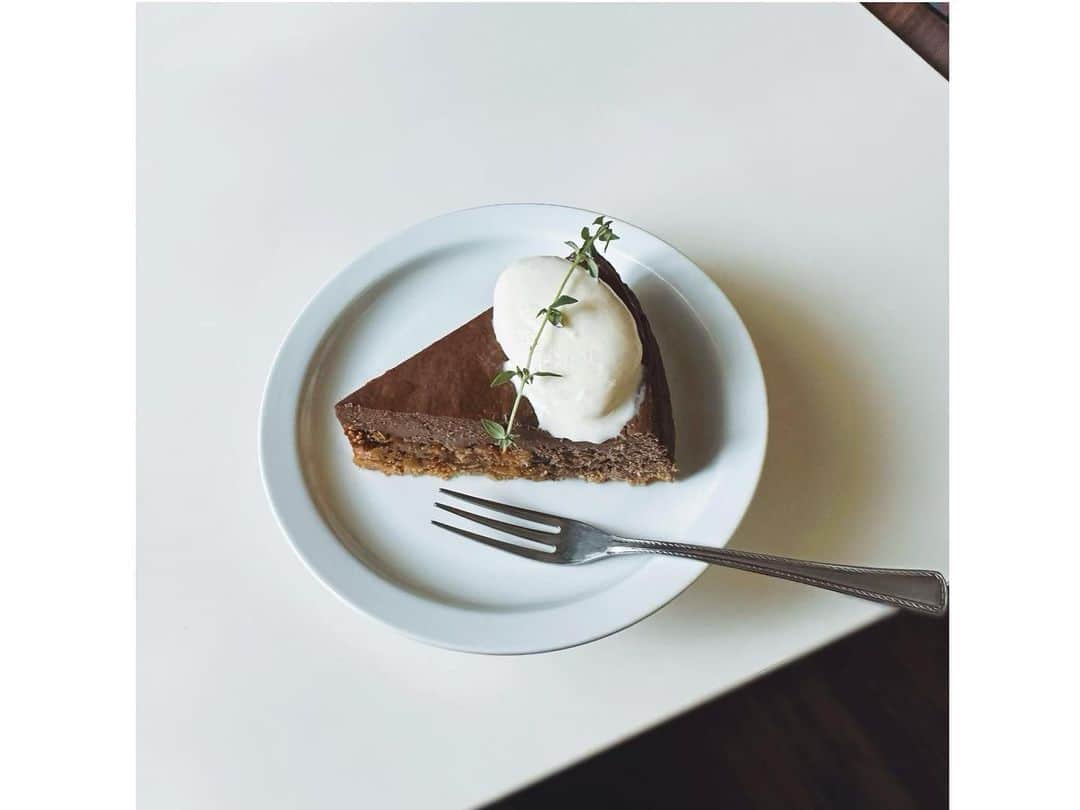 樹神さんのインスタグラム写真 - (樹神Instagram)「チョコレート&白ワインにマリネして火を入れたドライフィグのチーズケーキ。 待ちきれずに一晩寝かしただけで入刀してしまうことがよくあるのですが、今回は「しっかり寝かす」というスパイス入れられました。  う〜ん、大人味〜。 ハーゲンダッツも乗せちゃうもんね〜  #cheesecake  #chocolate #fig #チーズケーキ」6月22日 8時00分 - kotamaofficial