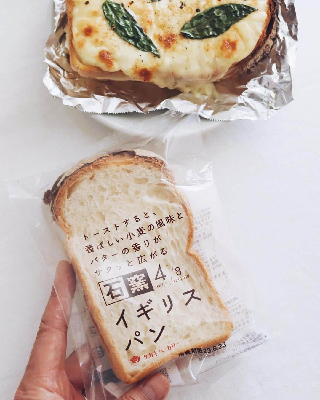 樋口正樹さんのインスタグラム写真 - (樋口正樹Instagram)「Croque Monsieur . 今朝はクロックムッシュで ホワイトクリームとチーズ たっぷりの熱々のとろーり。 バジルのせると爽やか夏味😋 . パンはタカキベーカリーの 石窯イギリスパンの８枚切。 風味、食感、厚み、形など クロックムッシュにお勧め。 @takaki_bakery_official . . . #クロックムッシュ #ホットサンド #ロースハム #グリュイエールチーズ #ベシャメルソース #チーズたっぷり #イギリスパン #石窯イギリスパン #タカキベーカリー #croquemonsieur #takakibakery #toastsforall #toastgram」6月22日 8時02分 - higuccini