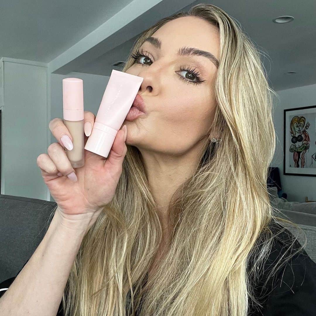 BROOKE EVERSさんのインスタグラム写真 - (BROOKE EVERSInstagram)「Packing for my Euro adventure starts with my make up bag 🤣 @lust__minerals must haves- “Pro Finish Foundation” and the concealer!! This is what I’m wearing right here for full coverage and guess what! There’s an EOFY year sale kicking off today with 20% off site wide! Go grab yourself some LUST! #lustminerals ad」6月22日 8時16分 - brookeevers