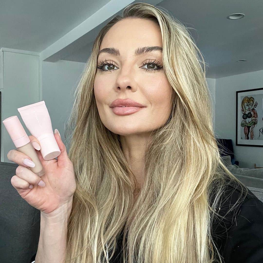 BROOKE EVERSのインスタグラム：「Packing for my Euro adventure starts with my make up bag 🤣 @lust__minerals must haves- “Pro Finish Foundation” and the concealer!! This is what I’m wearing right here for full coverage and guess what! There’s an EOFY year sale kicking off today with 20% off site wide! Go grab yourself some LUST! #lustminerals ad」