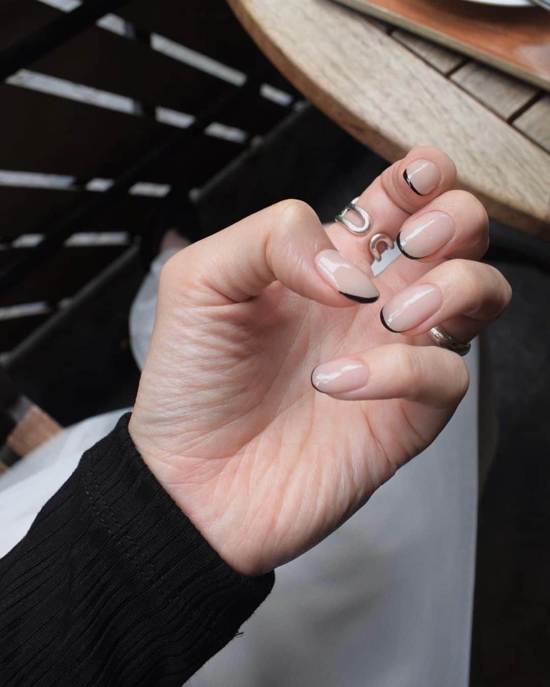 のインスタグラム：「生活困難故、ラウンドに戻りました🙋🏻‍♀️ 極細フレンチでスーパーシンプルに😙 by @_coma.nail  emunjewelry orderは6/25〆です💍  #muu_nail」