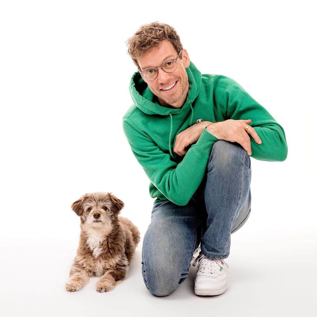 バーレット・フォアのインスタグラム：「Scotch wanted her picture took for her 12th birthday and brought her dad along. 🐶👨🏼We’re gonna be in a book! All photos by @charlienunnphotography benefiting the incredible dog rescue, @wagsandwalks  #adoptdontshop」