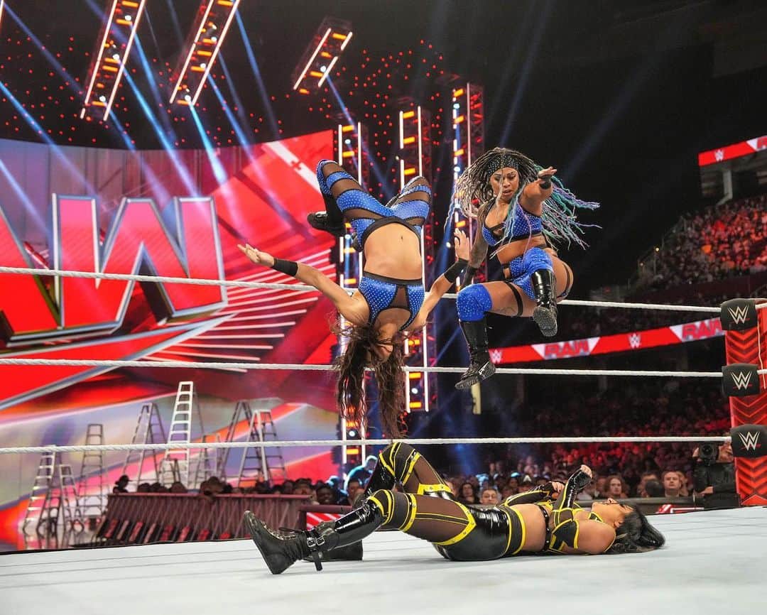 カシー・カタンツァーロのインスタグラム：「In sync 🤜🏼🤛🏽 @kaydenwwe   #WWE #MondayNightRaw」