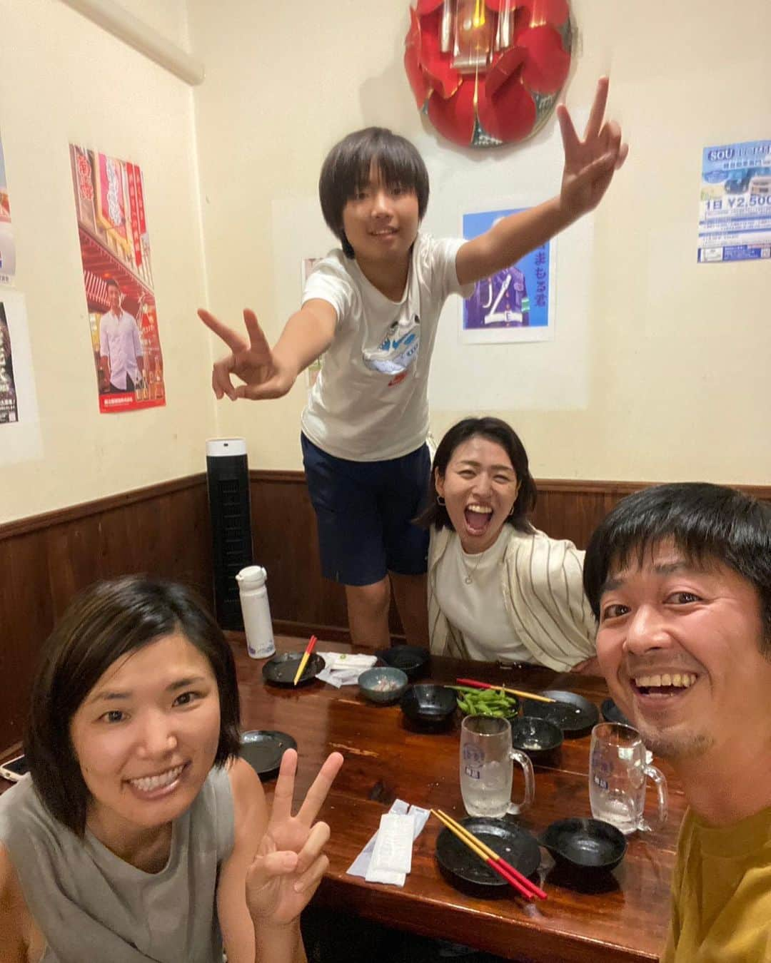 峯村沙紀さんのインスタグラム写真 - (峯村沙紀Instagram)「🏝️MIYAKO🏝️ ・ ・ 東レ時代にトレーナーとしてお世話になった #谷しゃん 😊 そして、いつも治療部屋に遊びにきてくれていたゆうくんと奥さま希世子さん💓  大好きなfamily❤️  初日から谷さんの #ラクリス 治療をしていただきました🥹 体がカチカチだったり、むくみで重たくなっていた体が、5キロくらい軽くなった並に本当に軽くなって可動域が出ました🥺😭✨  いろぉぉんな懐かしい話もさせていただいたり、夜は沖縄民謡居酒屋の #あかがーら宮古島 @akagaramiyako へ🏮🍻😄🏝️ #まもるくん が出てきてくれました🫡🤍笑  最終的に、谷familyには毎日お世話になってしまいましたが、温もりと愛を感じまくり何度も涙浄化😢🩵🩷  ゆうくんは大きくなっても相変わらず可愛くて、希世子さんはお肌も綺麗でお料理の腕前が凄すぎたり、、宮古美人でした🙈💕 谷さんはTHE優しいパパand治療の先生でした🥺😊 （時々あるツッコミがおもしろかった🤭）  ということで、こちらの投稿が谷family第一弾🩵🩷  宮古島へ行かれましたら、リフレッシュの中に体のメンテナンスで @abun_harikyu_miyakojima へGOしてくださいねっ😇✈️🏝️💕  谷family❤️ありがとうございましたっ❣️続・・・  @abun_harikyu_miyakojima  @tani_akiyoshi_369  @kiyoko_rareworld.art  @akagaramiyako  #宮古島 #大好きな家族 #大好きな方々 #トレーナー #鍼灸 #ラクリス #ラクリスポーズ #沖縄」6月22日 8時25分 - minemuuuno.insta