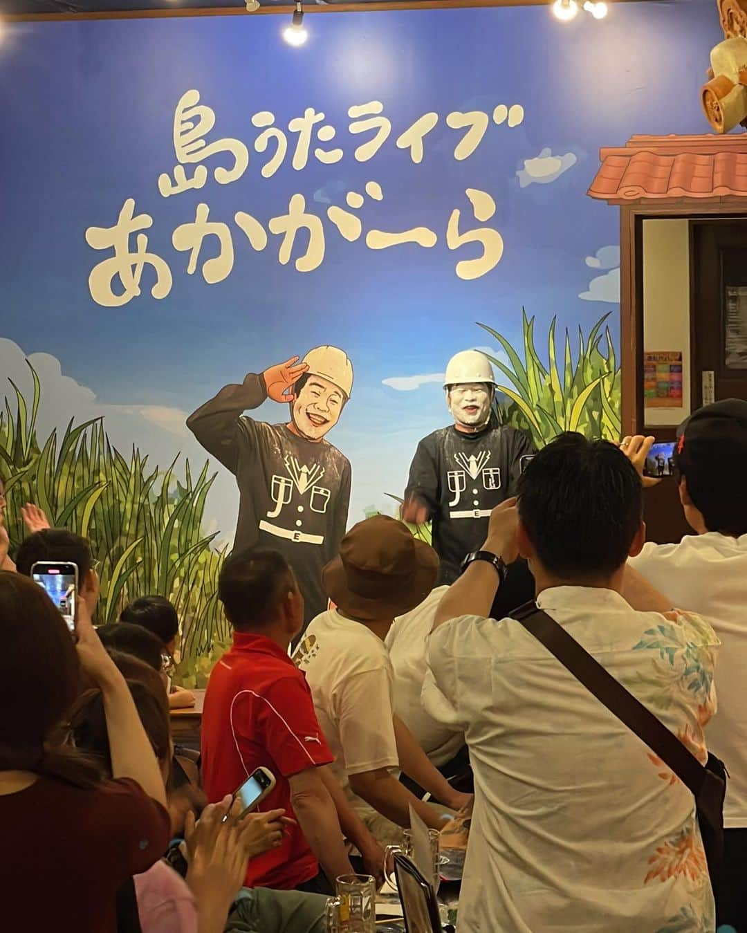 峯村沙紀さんのインスタグラム写真 - (峯村沙紀Instagram)「🏝️MIYAKO🏝️ ・ ・ 東レ時代にトレーナーとしてお世話になった #谷しゃん 😊 そして、いつも治療部屋に遊びにきてくれていたゆうくんと奥さま希世子さん💓  大好きなfamily❤️  初日から谷さんの #ラクリス 治療をしていただきました🥹 体がカチカチだったり、むくみで重たくなっていた体が、5キロくらい軽くなった並に本当に軽くなって可動域が出ました🥺😭✨  いろぉぉんな懐かしい話もさせていただいたり、夜は沖縄民謡居酒屋の #あかがーら宮古島 @akagaramiyako へ🏮🍻😄🏝️ #まもるくん が出てきてくれました🫡🤍笑  最終的に、谷familyには毎日お世話になってしまいましたが、温もりと愛を感じまくり何度も涙浄化😢🩵🩷  ゆうくんは大きくなっても相変わらず可愛くて、希世子さんはお肌も綺麗でお料理の腕前が凄すぎたり、、宮古美人でした🙈💕 谷さんはTHE優しいパパand治療の先生でした🥺😊 （時々あるツッコミがおもしろかった🤭）  ということで、こちらの投稿が谷family第一弾🩵🩷  宮古島へ行かれましたら、リフレッシュの中に体のメンテナンスで @abun_harikyu_miyakojima へGOしてくださいねっ😇✈️🏝️💕  谷family❤️ありがとうございましたっ❣️続・・・  @abun_harikyu_miyakojima  @tani_akiyoshi_369  @kiyoko_rareworld.art  @akagaramiyako  #宮古島 #大好きな家族 #大好きな方々 #トレーナー #鍼灸 #ラクリス #ラクリスポーズ #沖縄」6月22日 8時25分 - minemuuuno.insta