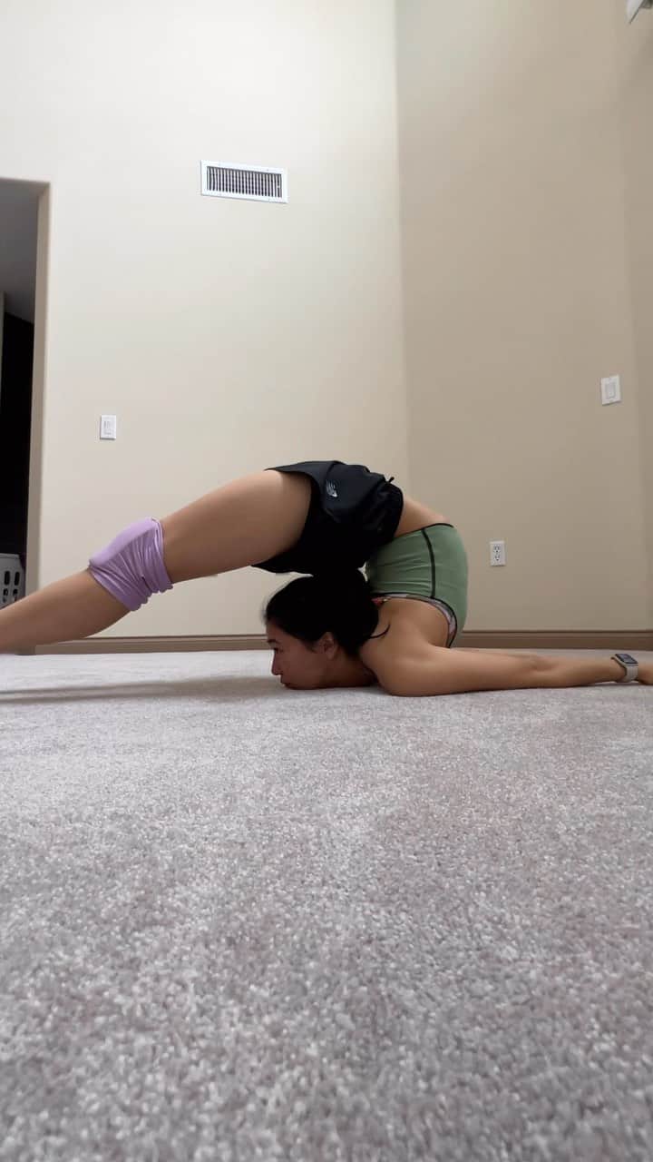 篠原枝令菜のインスタグラム：「Been trying to work more on my back flexibility 😭 I can tell I’m getting older… this used to be easier when I was younger ahhhhh  #flexibility #contortion #rhythmicgymnast」