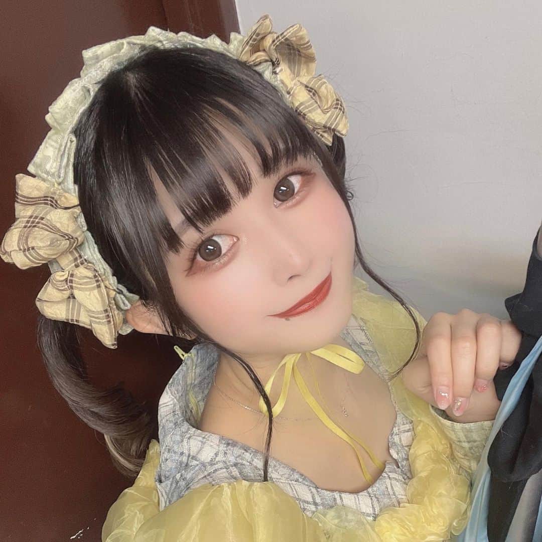 甘夏ゆずのインスタグラム：「ちゃんももプロデュースのミーツェネイルさんで夏っぽいきらちゅるチークネイルにしていただきました🌻 女の子にも男の子にもモテそう…( ˆ࿀ˆ )！笑」