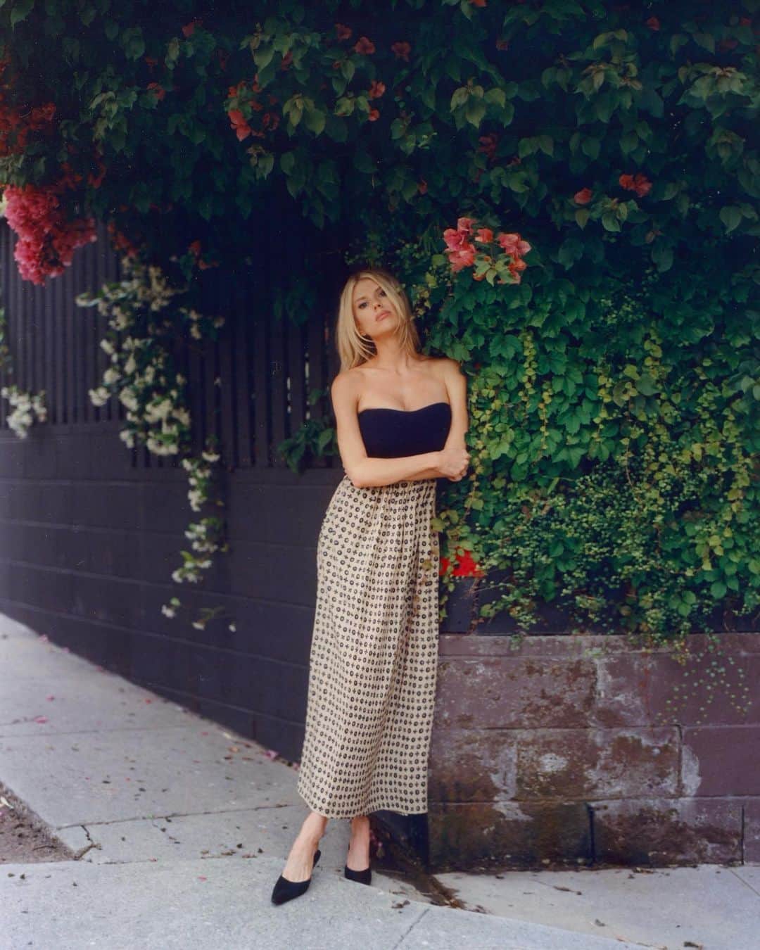 シャーロット・マッキニーのインスタグラム：「Tryin to act like a lady 🤷🏼‍♀️ @ciao__lucia」