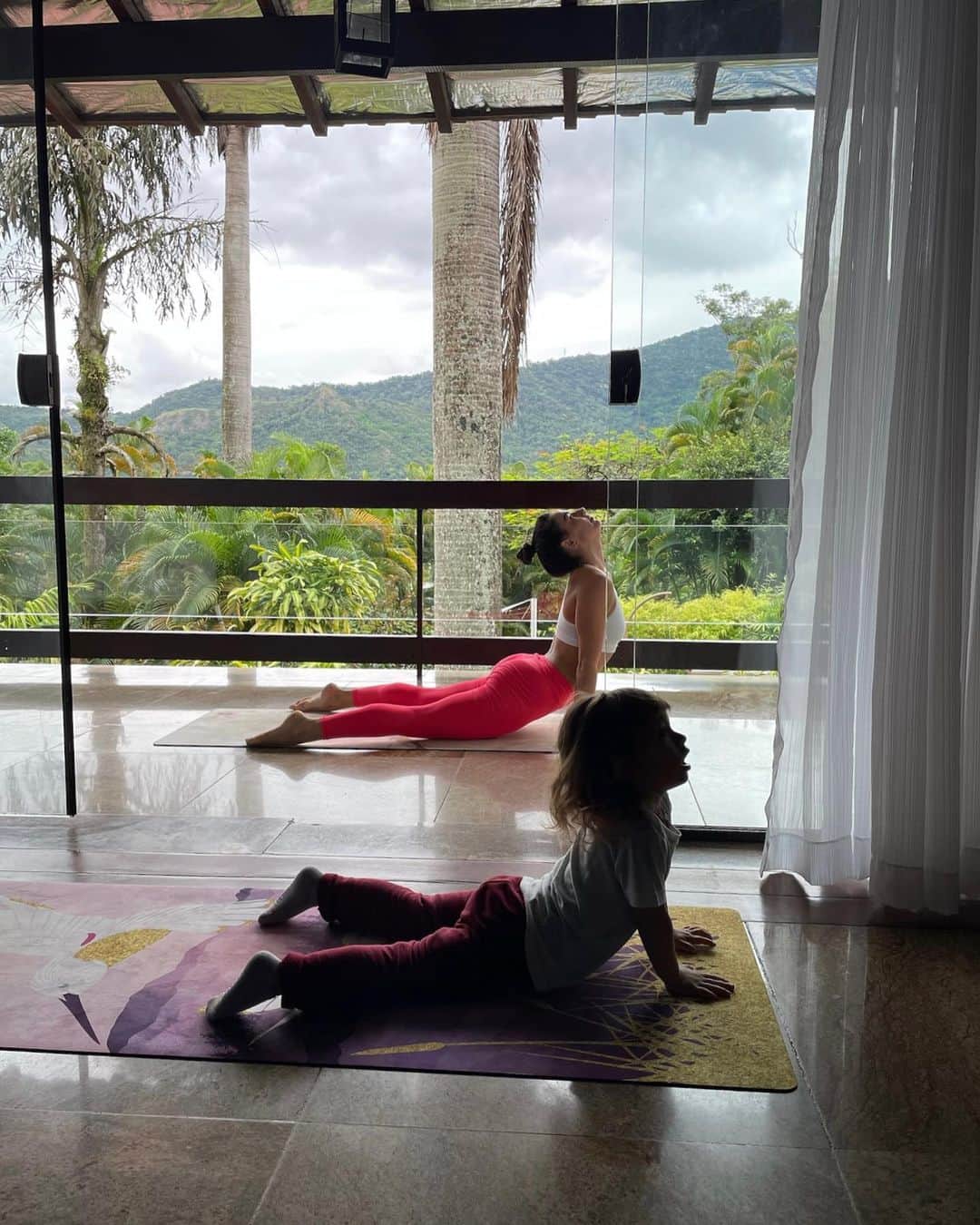 Isis Valverdeさんのインスタグラム写真 - (Isis ValverdeInstagram)「O corpo se beneficia com o movimento e a mente se enriquece com a quietude. 🧘🏻‍♀️  #DiaInternacionalDoYoga #yoga #yogalovers」6月22日 8時33分 - isisvalverde