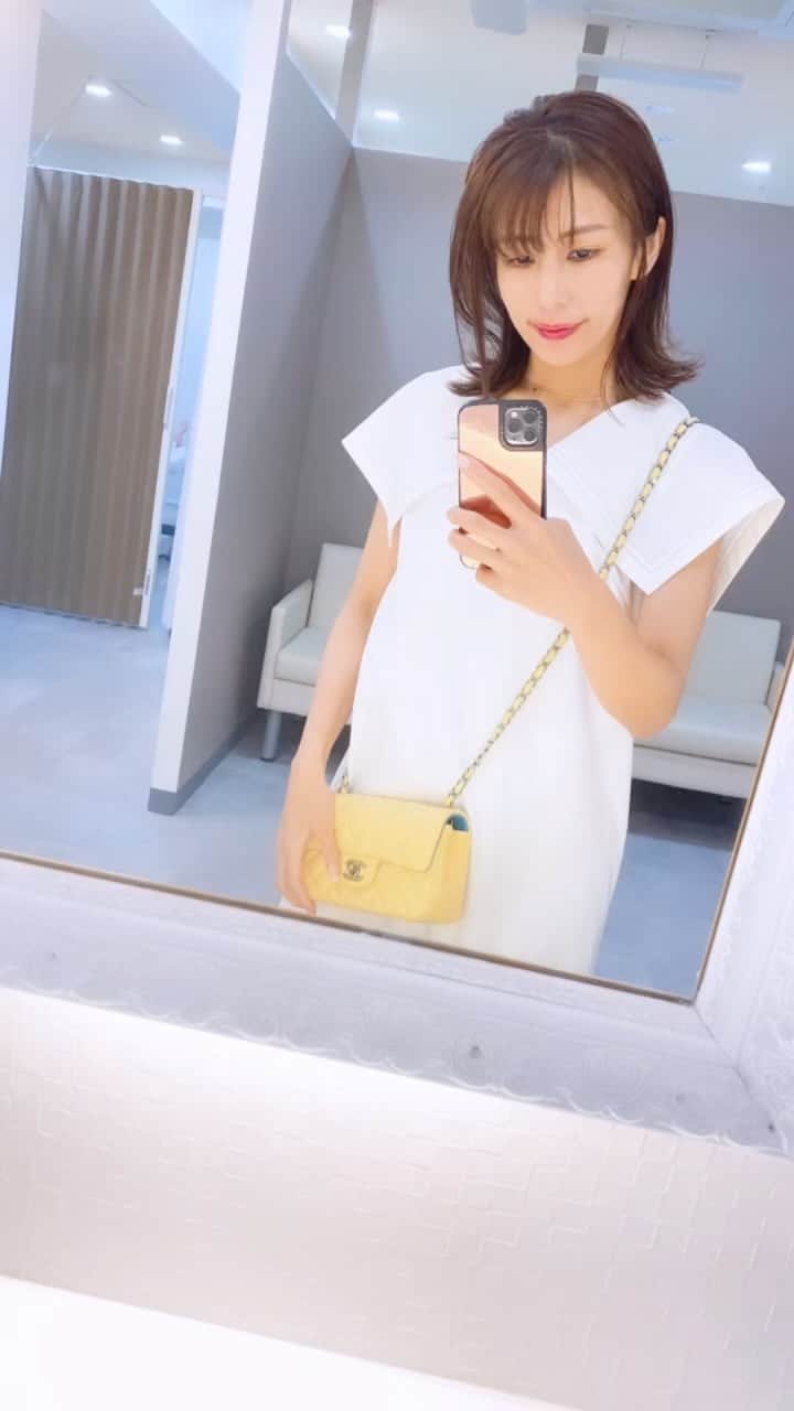 のインスタグラム：「♡ ずーっとやりたかった リップのアートメイクしてきたよ！ どこでやるか迷っていたけど お友達がやっていて綺麗な仕上がりを見て 恵比寿にオープンしたクリニック @artmake_by_YUEN 小澤さん　@karin_artmake  お願いしましたー！  唇って肌の敏感な部分だから 丁寧に時間をかけカウンセリングしてくださり、医師の診察を受け不安要素は取り除くことが出来たよ！ 似合う色を選んでくれるよ！もちろん好きな色の 口紅、リップを持参もOK  痛みは麻酔クリームを足して痛くないように してくれるのに、謎の武士感出して 我慢しちゃったよね😂😂😂でも耐えられる痛みだから安心してね！  マスクなしの生活になって、また口紅、リップを塗る生活がスタートし、食べる度にリップを塗り直すのがとにかく面倒だったから本当やって良かった😊🫶  たくさんの方がやりたい！気になると言ってくださり、お願いしたところ特別にクーポンだしてもらいました☺️  この投稿を見てご予約して頂いた方には投稿から１ヶ月限定で20,000off(それ以後は10,000off)で施術を受けられるよ！ こんなお得はそうないよね♡本当おすすめです！ ♡ #アートメイク #恵比寿 #ArtmakebyYUEN #アートメイク東京」