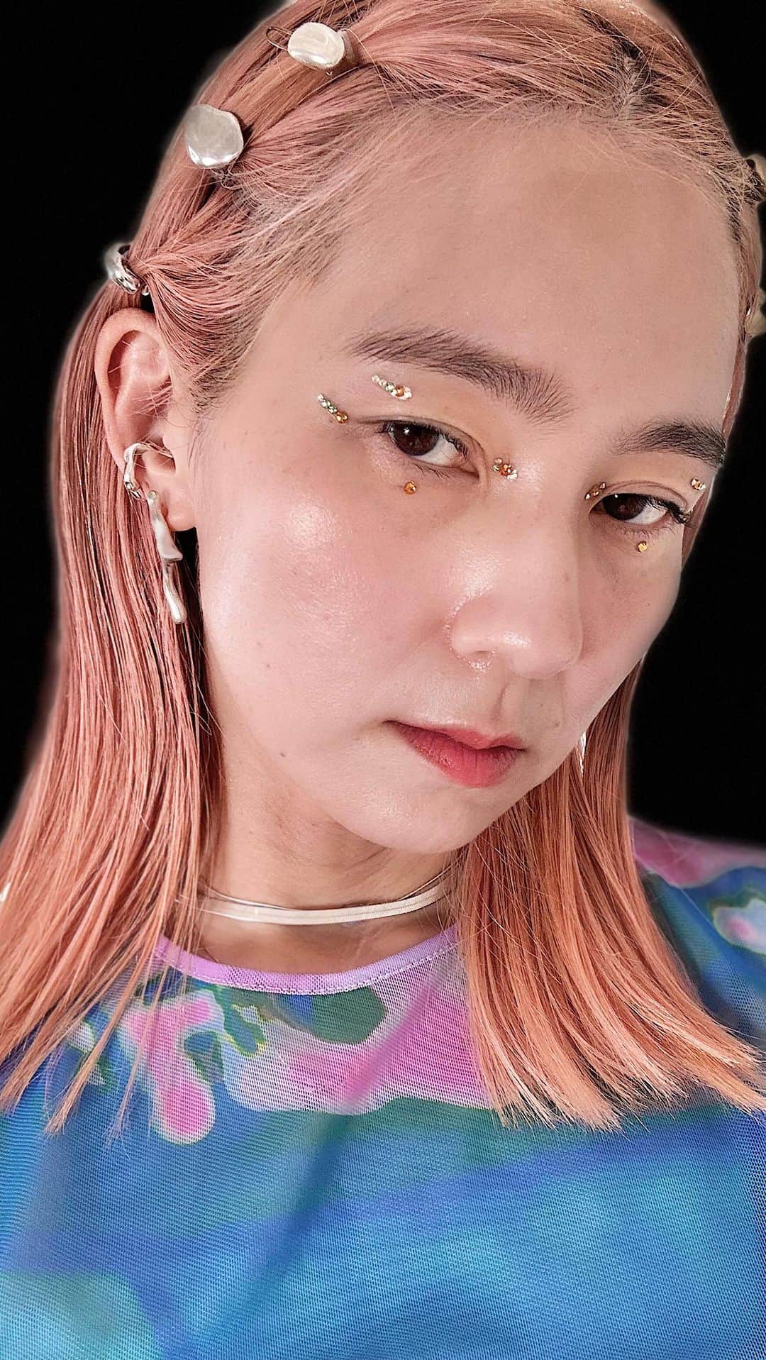 三苫愛のインスタグラム：「@simihazebeauty でフェスメイク🪅💿💎🧊🍧🩱 YouTubeでもフェスメイク特集します❤️‍🔥」