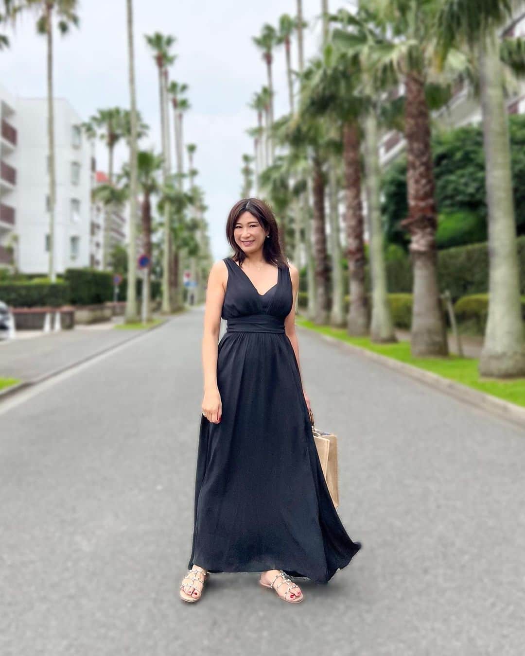 田中浩実さんのインスタグラム写真 - (田中浩実Instagram)「/Black  胸元のVカット、スリット、マキシ丈、私の好きなデザインが集合したブラックワンピース。  なかなかの深Vなのでインナーを着用。 海外の大人の女性ならこういうデザインもサラッと来てる。 サラッと着れるくらいのマインドが好きだけど、ちょっぴりアレンジしてこの夏たくさん着よう♡  ●商品番号：sw2107145756275204 ●割引クーポン番号：JBV145 お買い上げ金額1～5,999円まではセール価格より15%OFF、6,000円以上は20%OFF @shein_japan  @sheinofficial   #SHEINbeachvacay #SHEINswimvibes #SHEINforAll #ad#SHEINpartner #プチプラコーデ  #プチプラファッション #大人女子 #大人ファッション  #大人カジュアル  #大人コーデ #アラフィフファッション  #アラフィフコーデ #50代ファッション #50代コーデ #fashion」6月22日 8時37分 - hiromi.tanaka.japan