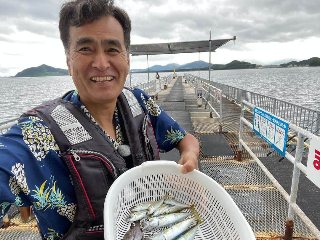 石原良純さんのインスタグラム写真 - (石原良純Instagram)「福岡市海づり公園で大量大量。サビキを投入すればすぐに魚が食い付く。アジ、サバ、ベラ、クロと五目釣り。短時間でも大満足できました。入漁料と竿、餌付きで2500円はオススメ。」6月22日 8時42分 - yoyoshizumi