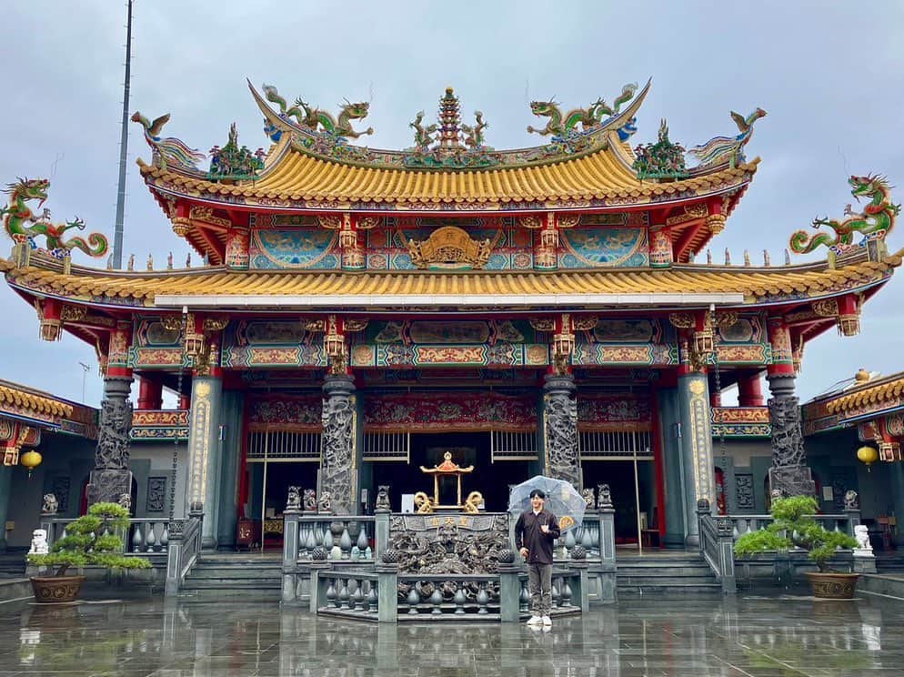依田司のインスタグラム：「6月22日(木) きょう６月２２日は台湾の三大節句の1つ「端午節」。疫病退散や厄除けを願う日とされています。そこで、埼玉県坂戸市にある『五千頭の龍が昇る聖天宮』にお邪魔しました。 台湾で古くから信仰される道教のお宮で、縁起の良い神の使いとされる「龍」が、境内の至る所に五千頭以上。 台湾から一流の宮大工を呼び、１５年掛けて完成した豪華絢爛なたたずまいは、一見の価値あり。 休憩スペースでは、台湾のお菓子やお茶など、台湾土産を購入することができます。思わず、タピオカドリンクと刀削麺（即席麺）を買ってしまいました笑。 端午節の本日限定で、提灯も飾られていますよ。  #五千頭の龍が昇る聖天宮 #Dickies #ディッキーズ #依田さん #依田司 #お天気検定 #テレビ朝日 #グッドモーニング #気象予報士 #お天気キャスター #森林インストラクター #グリーンセイバーアドバンス #プロジェクトワイルド #IPCC伝導者 #japan #japantrip #japantravel #unknownjapan #japanAdventure #japanlife #lifeinjapan #instagramjapan #instajapan #療癒 #ilovejapan #weather #weathercaster #weatherforecast」