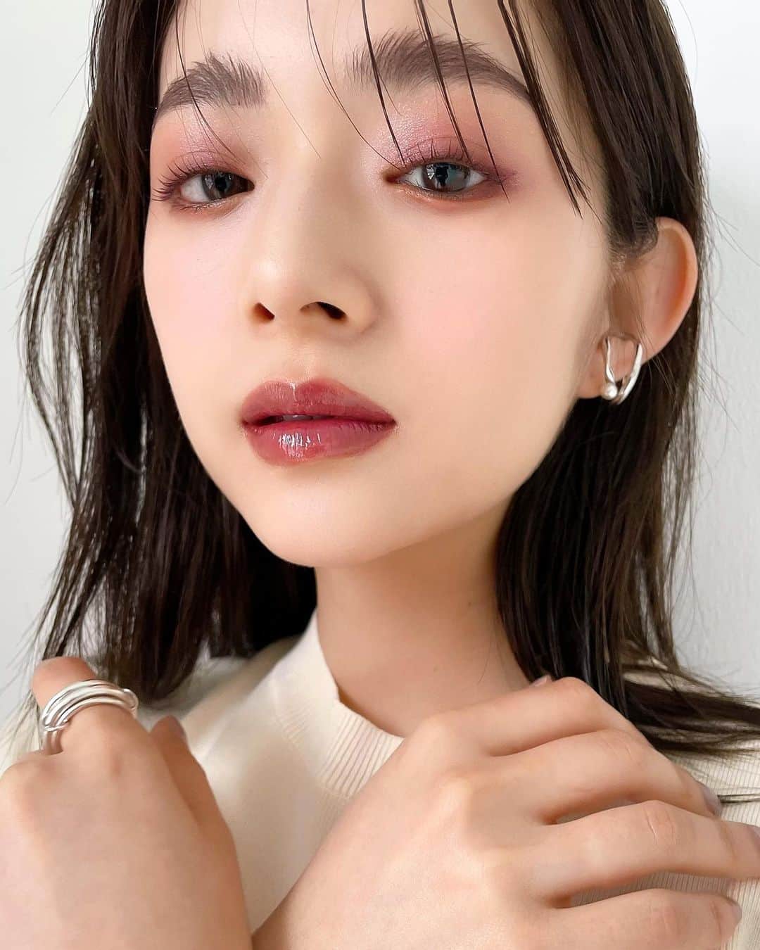 谷口翠彩のインスタグラム：「＊ 𝐃𝐀𝐈𝐒𝐘 𝐃𝐎𝐋𝐋 ＊ @daisydoll.jp   sensual lady. 眩く反射する 深みのpink.  eye： アイカラーパレットR-01 eyeliner：ロング ラスティング アイライナーR-01 eyebrow：ブロウ マスカラ BR-01(ロゼブラウン) cheek： パウダー ブラッシュPK-02 highlight：パウダー ブラッシュGD-01 lip：ウォータリーリップティントP-01  ineyeliner： @rmkofficial  mascara： @uneven_jp   #みどめいく#みどへあめいく #daisydoll#マリークワント#マリクワ#ピンクメイク#透明感メイク」
