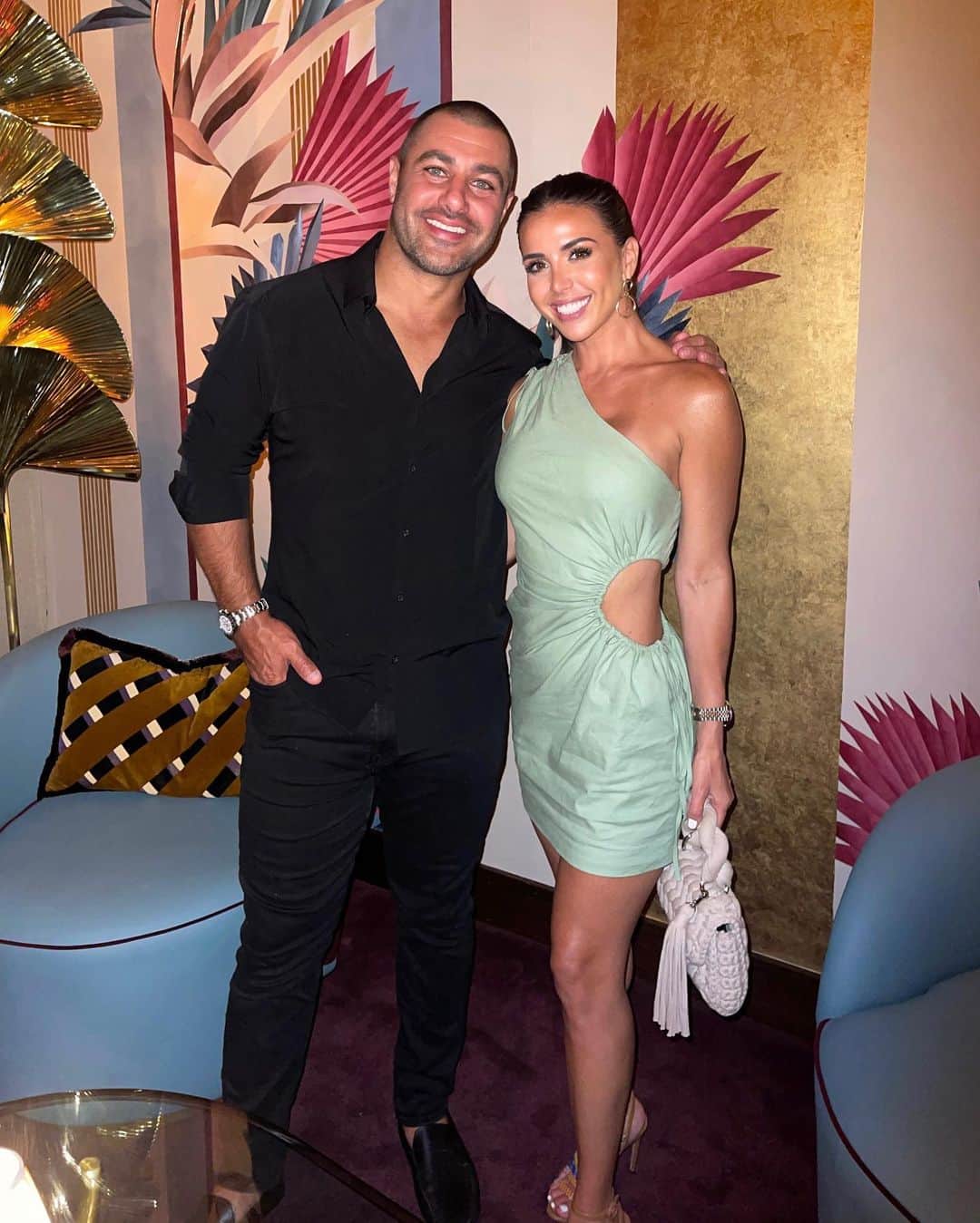 Ainsley Rodriguezのインスタグラム：「#DateNight 🖤 Got asked to start tagging Jarreds outfits too and luckily I’m 100% ok with exploiting my husband for my own benefit - so shout out to Jarr for letting me know the name of the 4 way stretch skinny jeans he wears. ‘The people wanna know!’ Love you mucho. . Outfit details are all on my LTK 👆🏼」