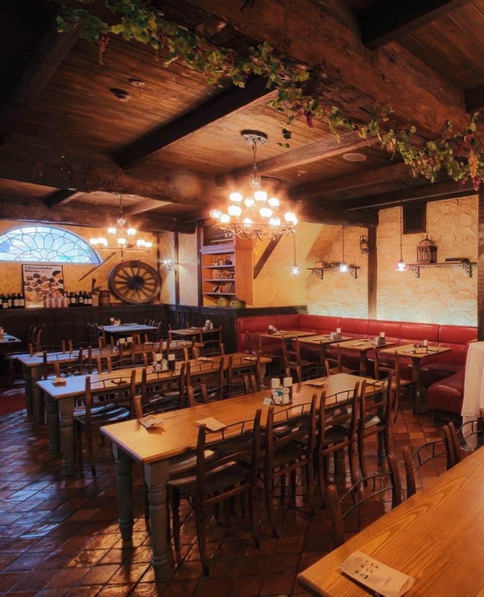 カフェ ラ・ボエムのインスタグラム：「Cafe La Boheme in Kita-Aoyama⁠ @cafelaboheme_kitaaoyama⁠ ⁠ “カフェ ラ・ボエム北青山のご紹介”⁠ ⁠ 表参道駅から徒歩3分！⁠ お店は南イタリアの古い民家をモチーフに作られていてアットホームな雰囲気。⁠ デートにも少人数の集まりにもおすすめです😊🌸⁠ ランチタイムも大人気！！⁠ ご来店お待ちしております🌸⁠ ---⁠ ---⁠ ⁠  ( #📷 @boheme_gd )」