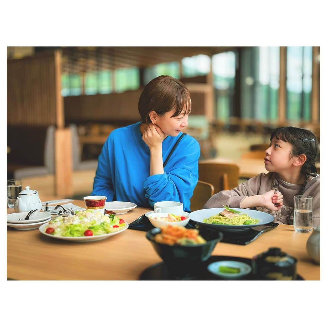 肥野竜也さんのインスタグラム写真 - (肥野竜也Instagram)「＂Family Trip＂ @ikenotaira.hotel 旅行で大事なお食事の話。 ホテル内にある"RESORT FOODHALL　 『湖畔の風』"は朝夜は色々食べれるバイキングがあったりと朝昼晩と大満足させてくれるレストランがあります。 レストランも料理もリニューアルされて雰囲気良いし美味しいし…食べ過ぎ注意ですw そして時間があれば周りにも美味しいモノを食べる所もありますが…地元オススメとしては、少しクルマを走らせて"登美"の信州そばと卵焼きは絶品ですよ！ ⁡ #家族旅行 #家族 #ファミリー #旅行 #池の平ホテル #白樺リゾート #ホテル #リゾート #familytrip #trip #vacation #emifamtrip #食事 #レストラン #バイキング #湖畔の風 #信州そば #登美」6月22日 8時57分 - tatsuya_hino