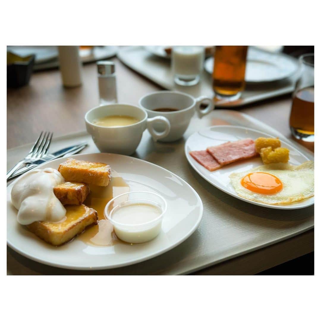肥野竜也さんのインスタグラム写真 - (肥野竜也Instagram)「＂Family Trip＂ @ikenotaira.hotel 旅行で大事なお食事の話。 ホテル内にある"RESORT FOODHALL　 『湖畔の風』"は朝夜は色々食べれるバイキングがあったりと朝昼晩と大満足させてくれるレストランがあります。 レストランも料理もリニューアルされて雰囲気良いし美味しいし…食べ過ぎ注意ですw そして時間があれば周りにも美味しいモノを食べる所もありますが…地元オススメとしては、少しクルマを走らせて"登美"の信州そばと卵焼きは絶品ですよ！ ⁡ #家族旅行 #家族 #ファミリー #旅行 #池の平ホテル #白樺リゾート #ホテル #リゾート #familytrip #trip #vacation #emifamtrip #食事 #レストラン #バイキング #湖畔の風 #信州そば #登美」6月22日 8時57分 - tatsuya_hino