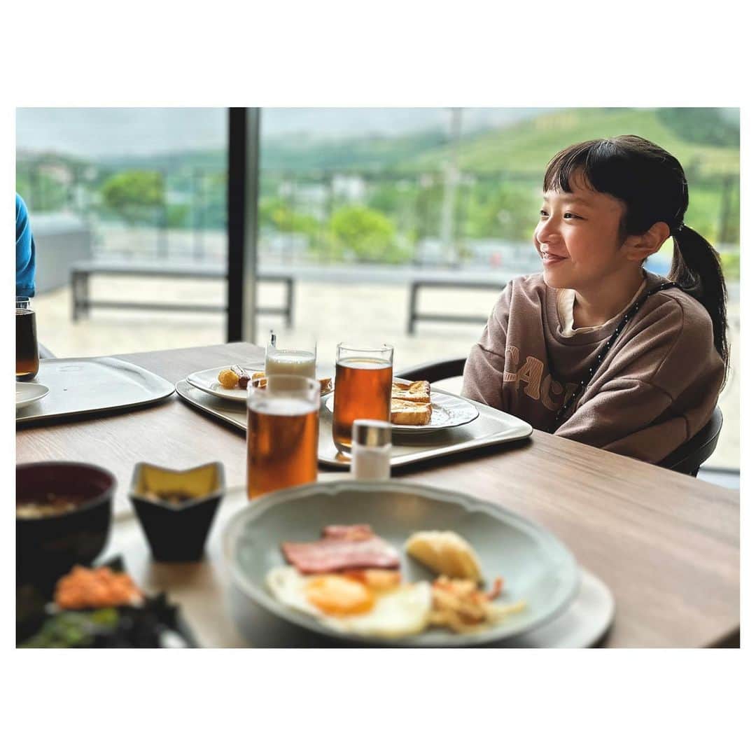 肥野竜也さんのインスタグラム写真 - (肥野竜也Instagram)「＂Family Trip＂ @ikenotaira.hotel 旅行で大事なお食事の話。 ホテル内にある"RESORT FOODHALL　 『湖畔の風』"は朝夜は色々食べれるバイキングがあったりと朝昼晩と大満足させてくれるレストランがあります。 レストランも料理もリニューアルされて雰囲気良いし美味しいし…食べ過ぎ注意ですw そして時間があれば周りにも美味しいモノを食べる所もありますが…地元オススメとしては、少しクルマを走らせて"登美"の信州そばと卵焼きは絶品ですよ！ ⁡ #家族旅行 #家族 #ファミリー #旅行 #池の平ホテル #白樺リゾート #ホテル #リゾート #familytrip #trip #vacation #emifamtrip #食事 #レストラン #バイキング #湖畔の風 #信州そば #登美」6月22日 8時57分 - tatsuya_hino