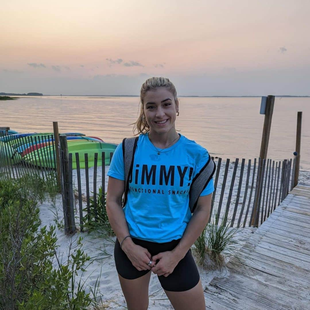 ヘレン・マロウリスさんのインスタグラム写真 - (ヘレン・マロウリスInstagram)「Smiling after a nice tough workout and no it wasn’t kayaking 😅 quick snack with @jimmybars #maryland #delaware #beaches #weekend」6月22日 9時06分 - helen_maroulis