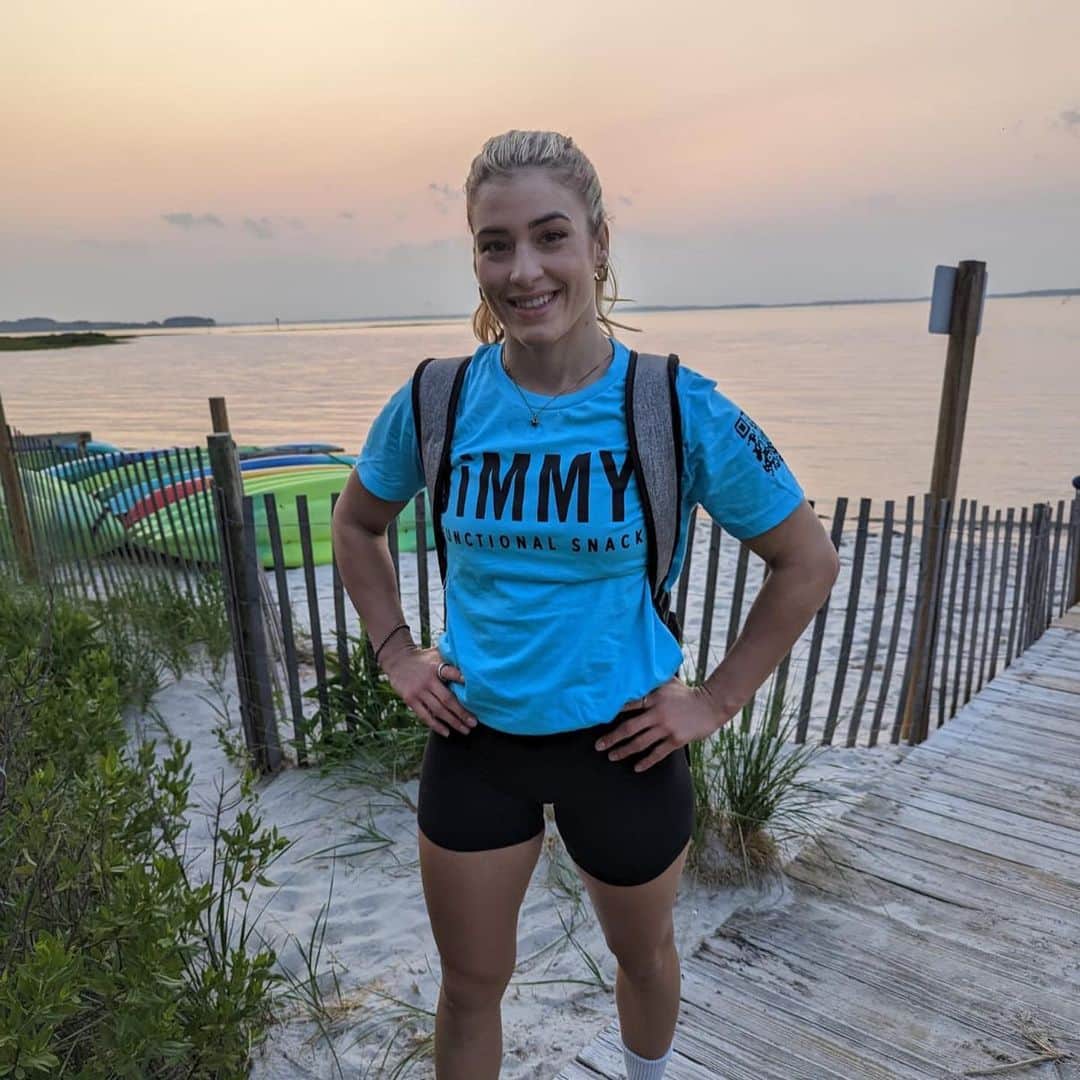 ヘレン・マロウリスのインスタグラム：「Smiling after a nice tough workout and no it wasn’t kayaking 😅 quick snack with @jimmybars #maryland #delaware #beaches #weekend」