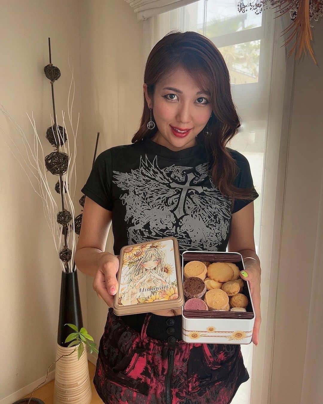 神谷麻美さんのインスタグラム写真 - (神谷麻美Instagram)「#patisseriehimawari の #ヒマワリ#クッキー缶 だよ💖🥰🍪💖✨️  全部すごく美味しいっ💖🥰💖🍪🌈💖✨️ 特にフランボワーズクッキーとブールドネージュが好き🌻💖✨️  缶が、#とあるお茶 さん デザインで、綺麗で可愛い🥰🌻👒💖✨  手作りで、バターをたっぷり使用したこだわりのクッキーで、厳選した素材をつかってて、 一つ一つ大切に焼き上げたのが伝わる💖🌻🍪💖✨️  サクサクの食感と、やさしい甘さが美味しいっ💖🤤🍪💖✨️  幸せな時間を過ごせるクッキーだね🥰💖☕️🍪💖  PR @patisseriehimawari #川口ケーキ  #お取り寄せスイーツ #ギフトにおすすめ #手土産スイーツ #ひまわり ❤️✨️」6月22日 8時59分 - asamice428