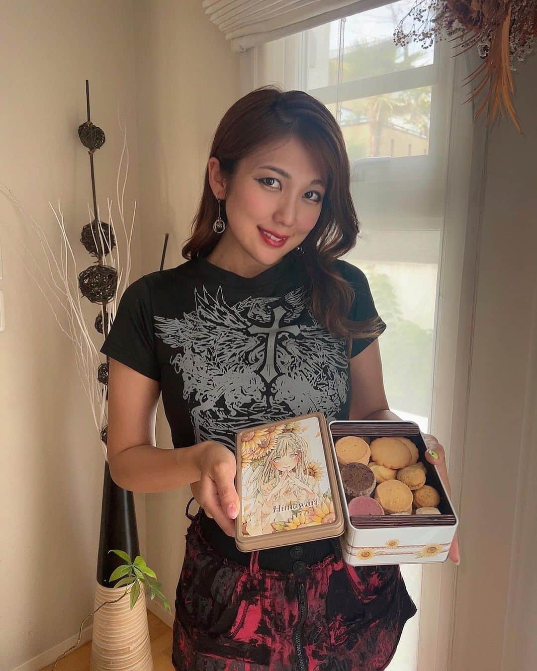 神谷麻美さんのインスタグラム写真 - (神谷麻美Instagram)「#patisseriehimawari の #ヒマワリ#クッキー缶 だよ💖🥰🍪💖✨️  全部すごく美味しいっ💖🥰💖🍪🌈💖✨️ 特にフランボワーズクッキーとブールドネージュが好き🌻💖✨️  缶が、#とあるお茶 さん デザインで、綺麗で可愛い🥰🌻👒💖✨  手作りで、バターをたっぷり使用したこだわりのクッキーで、厳選した素材をつかってて、 一つ一つ大切に焼き上げたのが伝わる💖🌻🍪💖✨️  サクサクの食感と、やさしい甘さが美味しいっ💖🤤🍪💖✨️  幸せな時間を過ごせるクッキーだね🥰💖☕️🍪💖  PR @patisseriehimawari #川口ケーキ  #お取り寄せスイーツ #ギフトにおすすめ #手土産スイーツ #ひまわり ❤️✨️」6月22日 8時59分 - asamice428