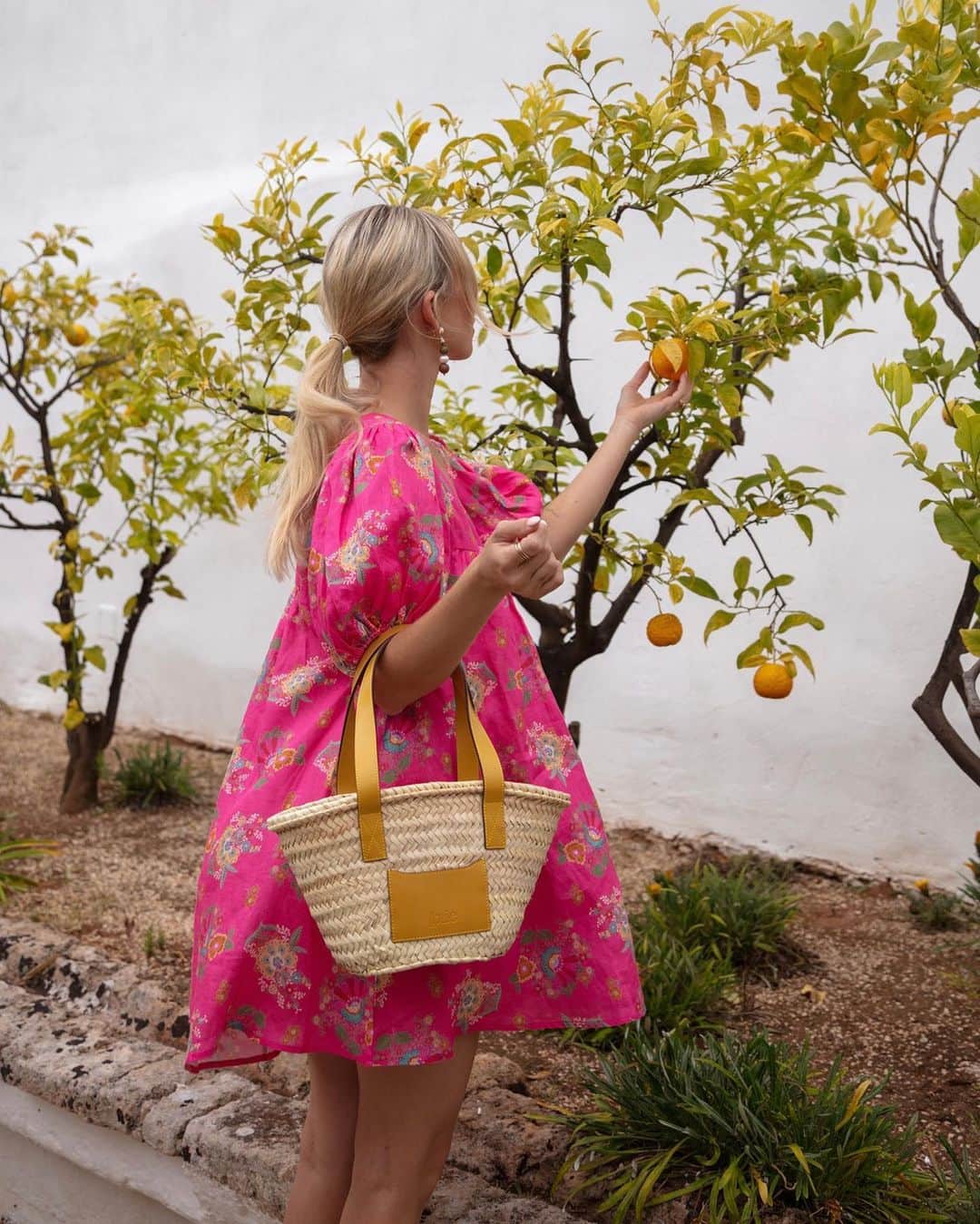 SPELLのインスタグラム：「A European day dream…🍊🧡 @lisadanielle__  floating in our linen Solstice Tunic Dress 🕊️」