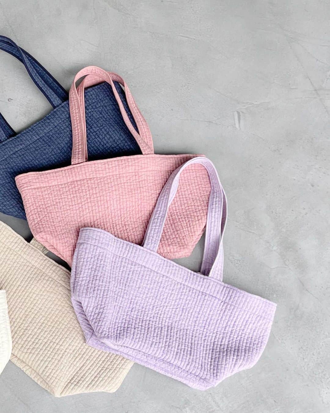 ルタロンさんのインスタグラム写真 - (ルタロンInstagram)「ㅤㅤㅤㅤㅤㅤㅤㅤㅤㅤㅤㅤㅤ #letalon_newin #bags  ＼ 7/6(木)発売✨／  韓国で人気のヌビバックまもなく発売♡  ショートとロングの長さの違う持ち手でシーン別で使い分けが可能！ 広めのマチでたっぷりと収納ができ、荷物が多い日のサブバックとしてもおすすめです✨  ベーシックカラーからポイント使いできるカラーまで 全6色のカラーを揃えました😊  ────────────────  🏷NUBI BAG／LE TALON ¥9,350 (tax included) Col:pink, purple,navy, white, beige, gray No.#23092825005530  【販売店舗】 LE TALON 全店(GRISE新宿店を除く) BAYCREW’S STORE 仙台店 BAYCREW’S STORE 名古屋店 BAYCREW’S STORE 福岡店 オンラインストア →ただいまオンラインストアにてご予約承り中  ＿＿＿＿＿＿＿＿＿＿＿＿＿＿＿＿＿＿  ＼大好評開催中／ 6.22(木)-6.25(日) ポルタクラブカード10倍ポイントアップキャンペーン‼︎ ➡︎LE TALON 京都店  ＼📣PRE ORDER 10%OFFキャンペーン／  公式通販BAYCREW’S STOREにて開催中の いまだけおトクな11日間✨ぜひご利用ください！  【期間】 6/22(木) 12:00 〜 7/2(日) 23:59  ＿＿＿＿＿＿＿＿＿＿＿＿＿＿＿＿＿＿  #LETALON_23SS #LETALON #ルタロン　  #バック #カジュアルバック #2wayバック #キルティングバック #トレンドファッション #大人カジュアル #大人フェミニン  #nubi #ヌビ #2023SS #23SS」6月22日 9時04分 - letalon_jp