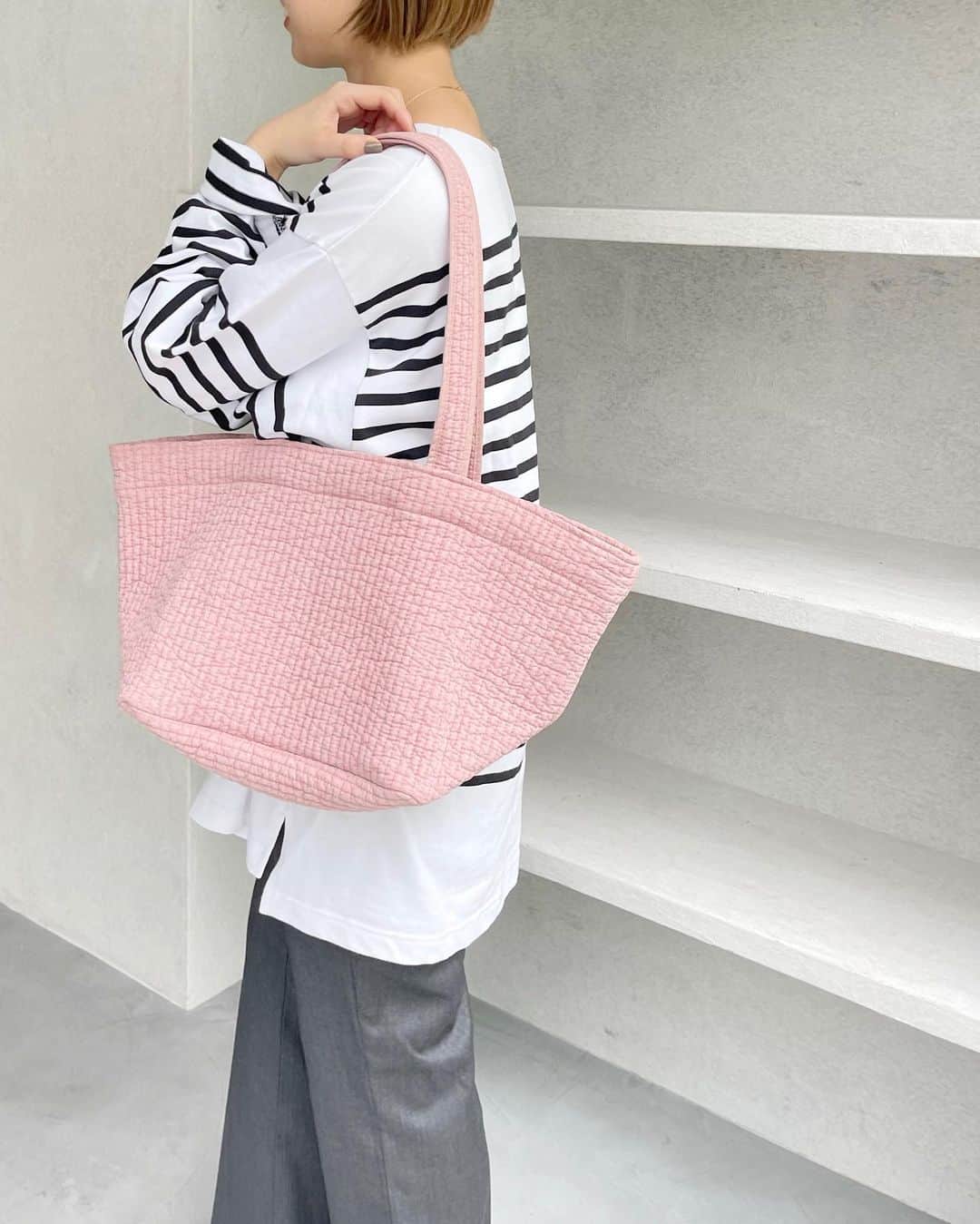 ルタロンさんのインスタグラム写真 - (ルタロンInstagram)「ㅤㅤㅤㅤㅤㅤㅤㅤㅤㅤㅤㅤㅤ #letalon_newin #bags  ＼ 7/6(木)発売✨／  韓国で人気のヌビバックまもなく発売♡  ショートとロングの長さの違う持ち手でシーン別で使い分けが可能！ 広めのマチでたっぷりと収納ができ、荷物が多い日のサブバックとしてもおすすめです✨  ベーシックカラーからポイント使いできるカラーまで 全6色のカラーを揃えました😊  ────────────────  🏷NUBI BAG／LE TALON ¥9,350 (tax included) Col:pink, purple,navy, white, beige, gray No.#23092825005530  【販売店舗】 LE TALON 全店(GRISE新宿店を除く) BAYCREW’S STORE 仙台店 BAYCREW’S STORE 名古屋店 BAYCREW’S STORE 福岡店 オンラインストア →ただいまオンラインストアにてご予約承り中  ＿＿＿＿＿＿＿＿＿＿＿＿＿＿＿＿＿＿  ＼大好評開催中／ 6.22(木)-6.25(日) ポルタクラブカード10倍ポイントアップキャンペーン‼︎ ➡︎LE TALON 京都店  ＼📣PRE ORDER 10%OFFキャンペーン／  公式通販BAYCREW’S STOREにて開催中の いまだけおトクな11日間✨ぜひご利用ください！  【期間】 6/22(木) 12:00 〜 7/2(日) 23:59  ＿＿＿＿＿＿＿＿＿＿＿＿＿＿＿＿＿＿  #LETALON_23SS #LETALON #ルタロン　  #バック #カジュアルバック #2wayバック #キルティングバック #トレンドファッション #大人カジュアル #大人フェミニン  #nubi #ヌビ #2023SS #23SS」6月22日 9時04分 - letalon_jp