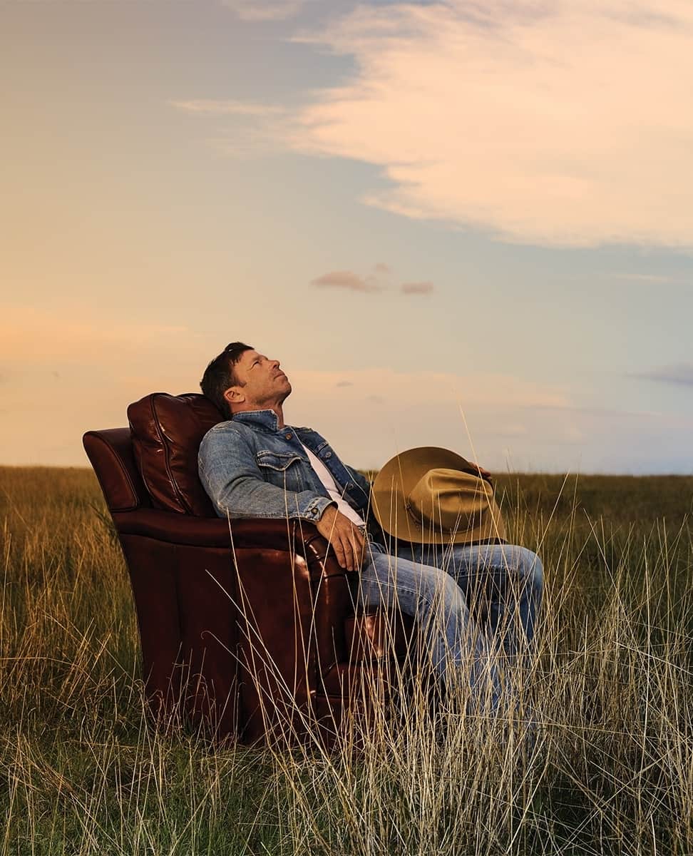 ハリウッド・リポーターのインスタグラム：「#TaylorSheridan is becoming a bit like #YellowstoneTV's John Dutton after buying a mega-ranch that’s nearly the size of L.A.: “Business-wise, it was a terrible decision. But they're just not making any more of this and someone's got to take care of it." Read the full THR cover story at the link in bio now. ⁠ ⁠ Photographer: Emerson Miller @emersonmiller⁠ Grooming: Kristen Shaw @shawnesssss⁠ Location: 6666 Ranch @6666ranch」